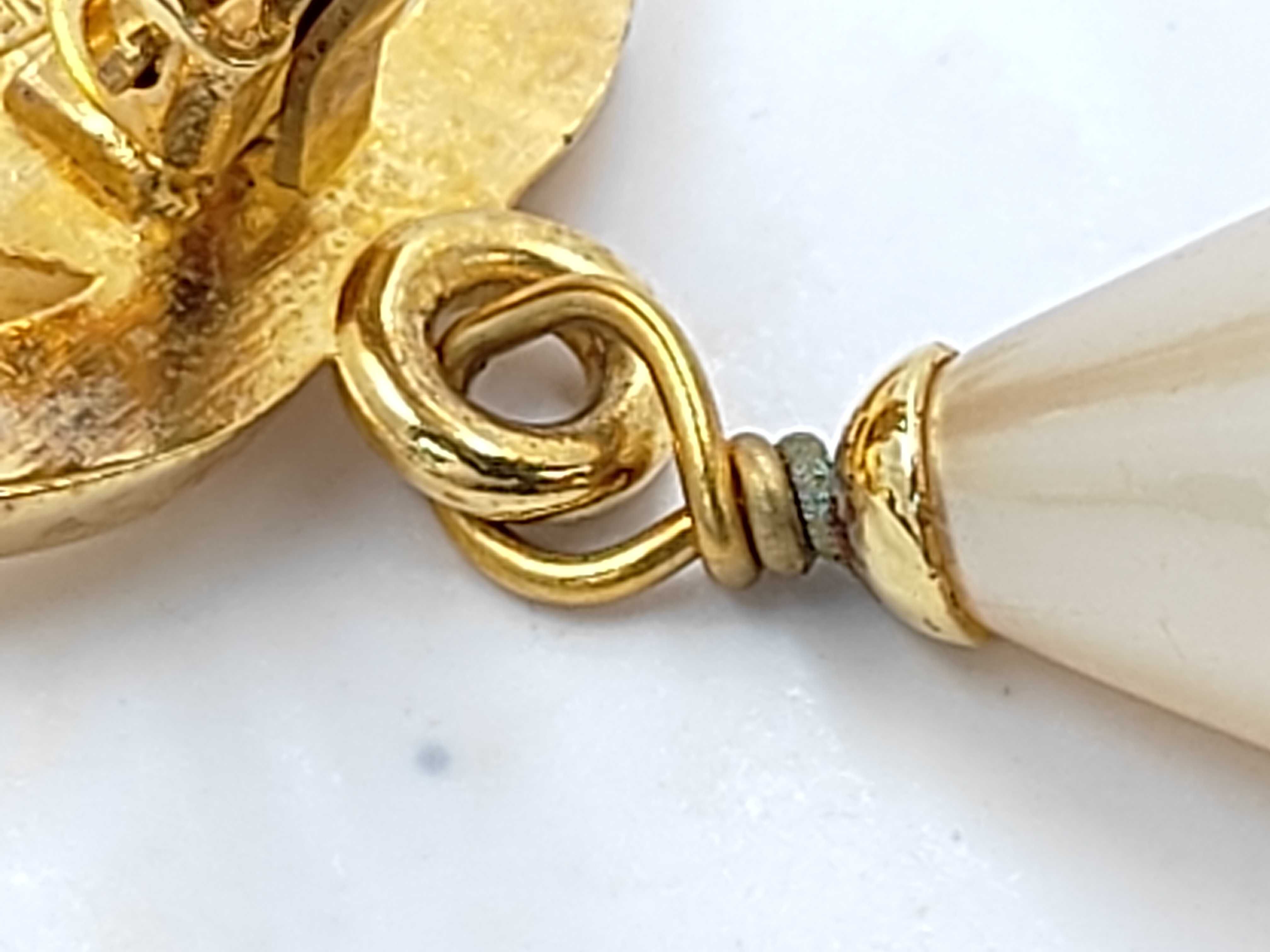 Earrings (with box) - Drop-shaped pearl earrings with turn-lock closure. — view 7