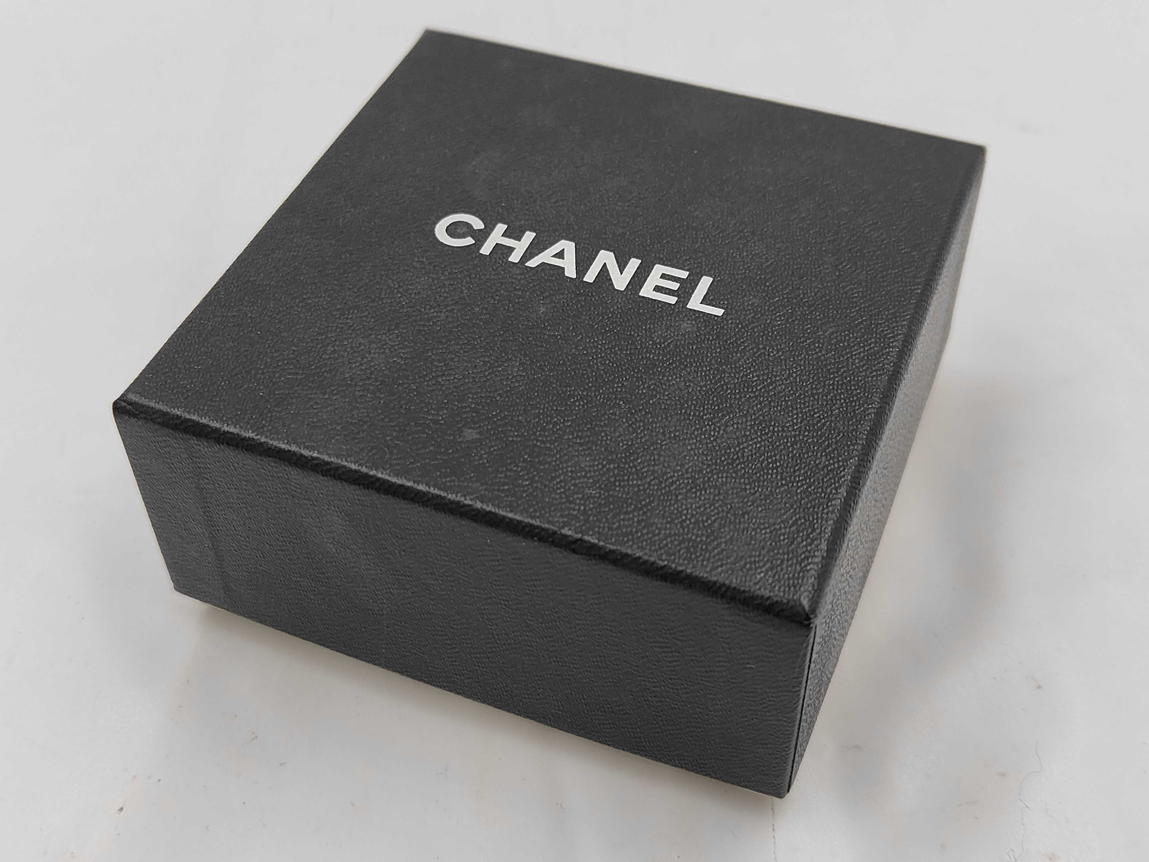 Earrings (with box) - Drop-shaped pearl earrings with turn-lock closure. — view 10