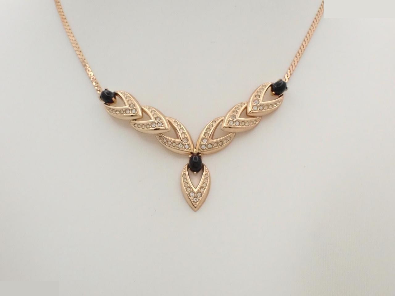 Other lines: Precious metals, necklaces, pendants, chain approximately 44cm