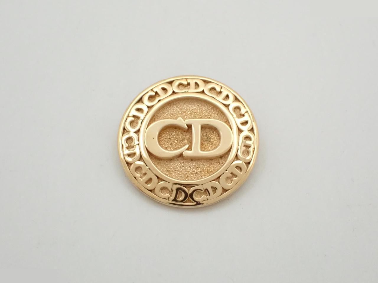 Gold brooch