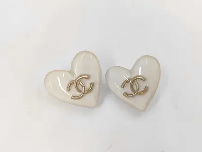 White Resin Heart-Shaped Earrings (B18B)