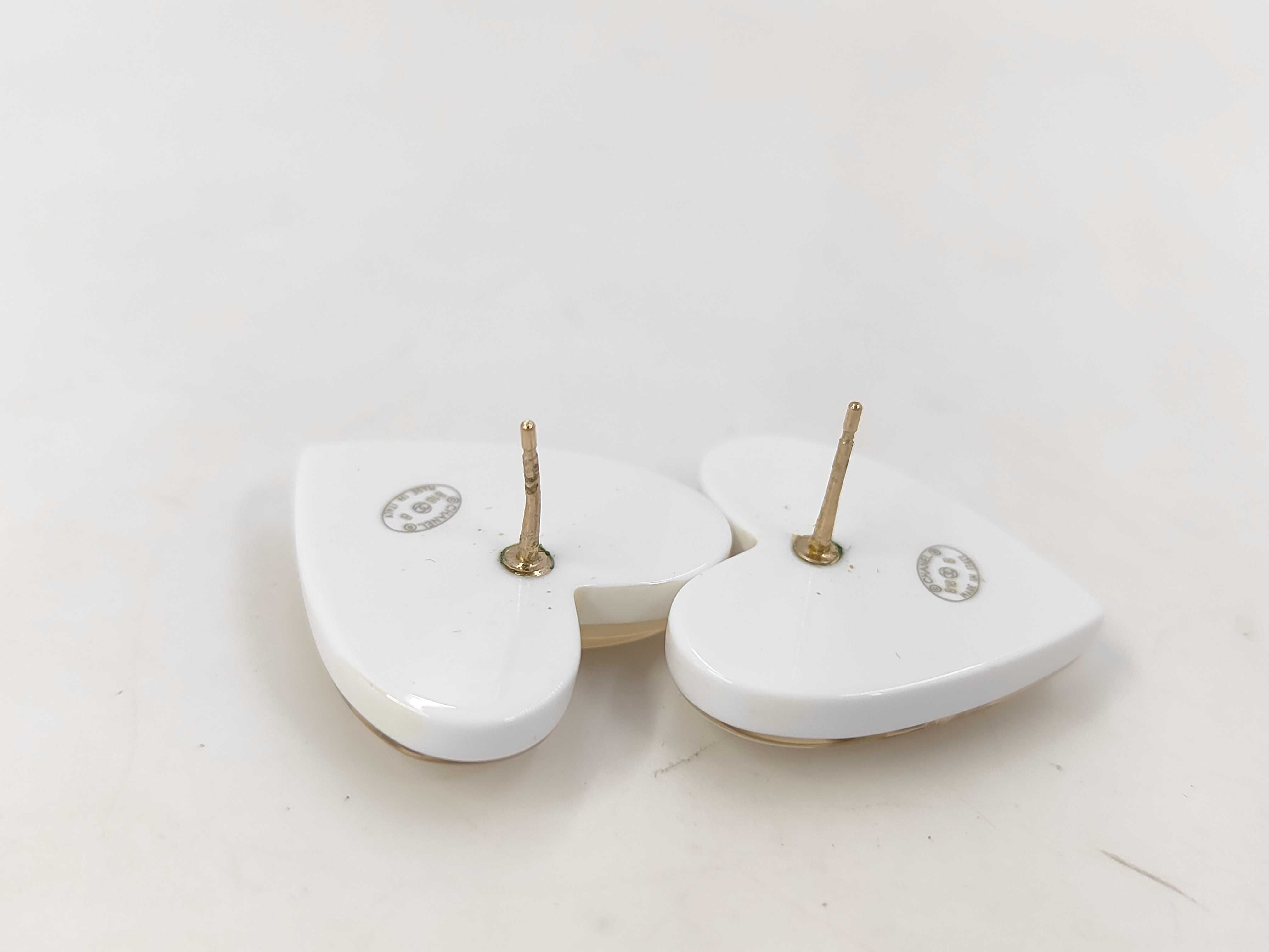 White Resin Heart-Shaped Earrings (B18B) — view 3