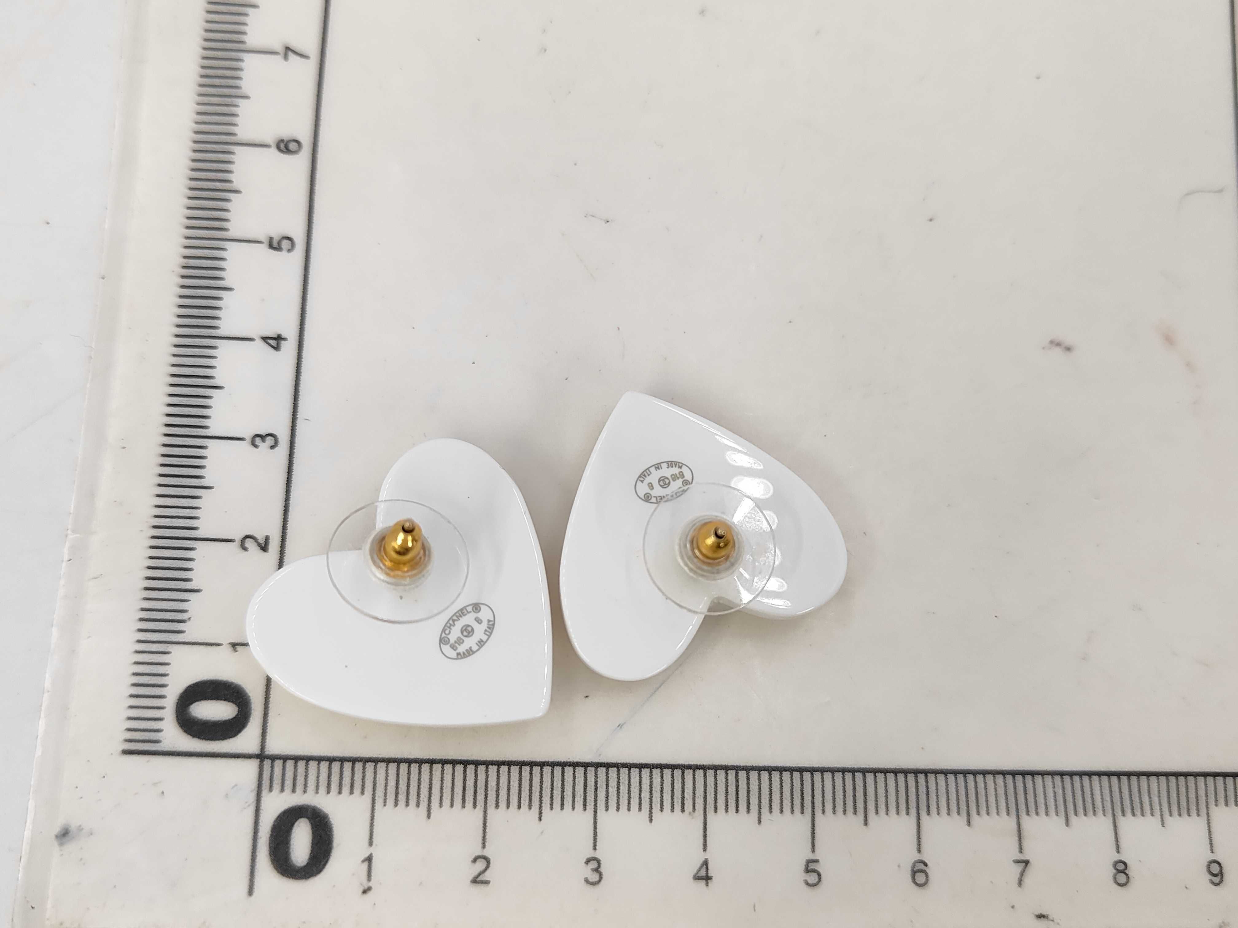 White Resin Heart-Shaped Earrings (B18B) — view 7