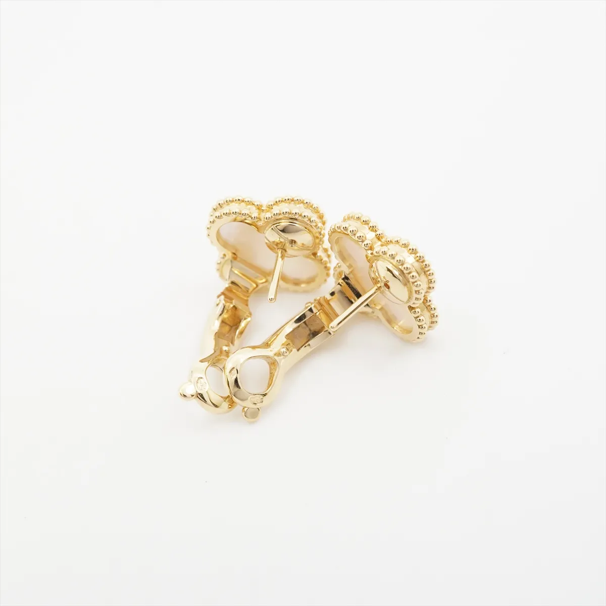 Vintage Alhambra Shell Earrings, 750 (Yellow Gold), 8g, JP363805. — view 4