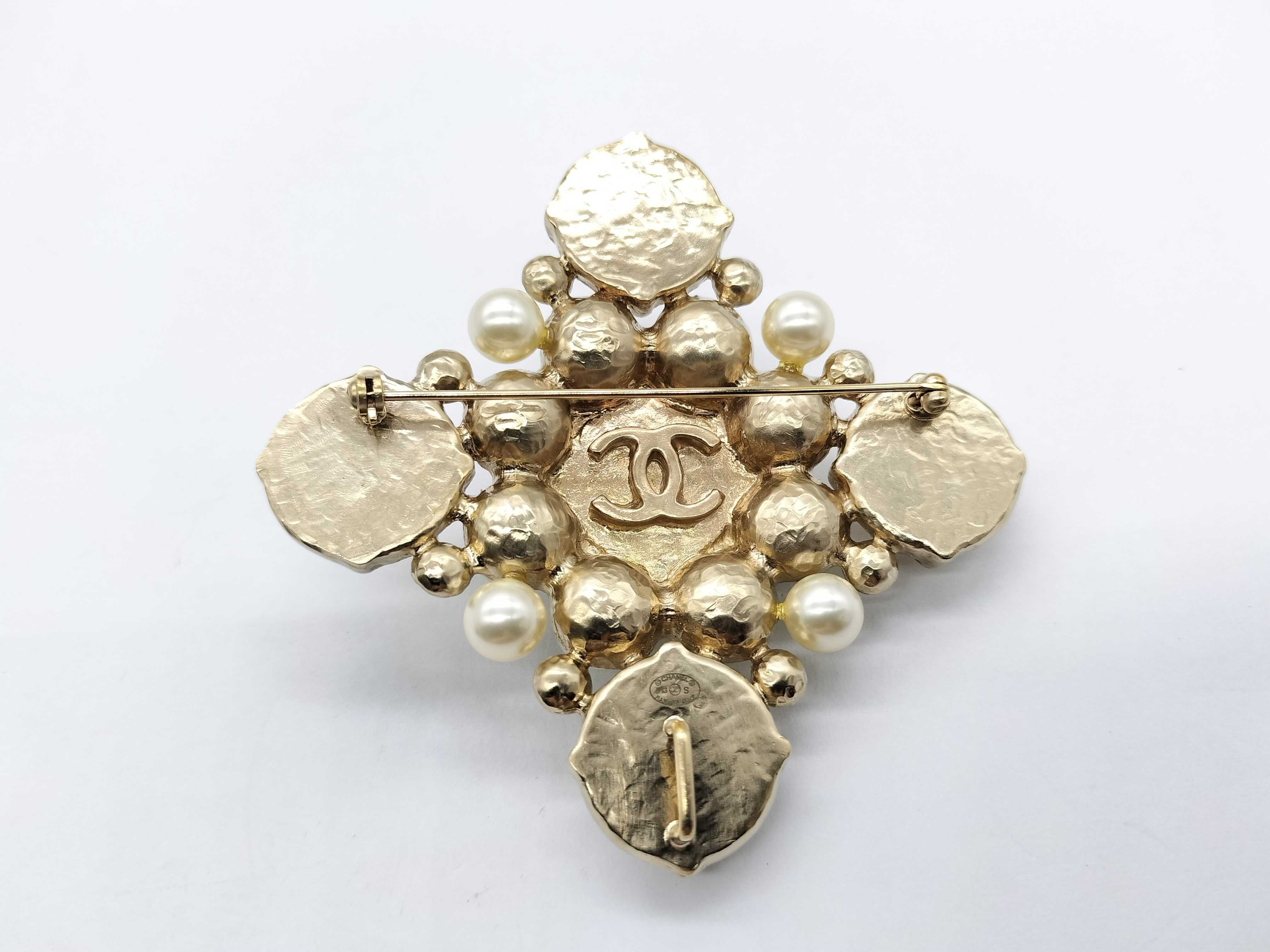 B13 Brooch — view 3