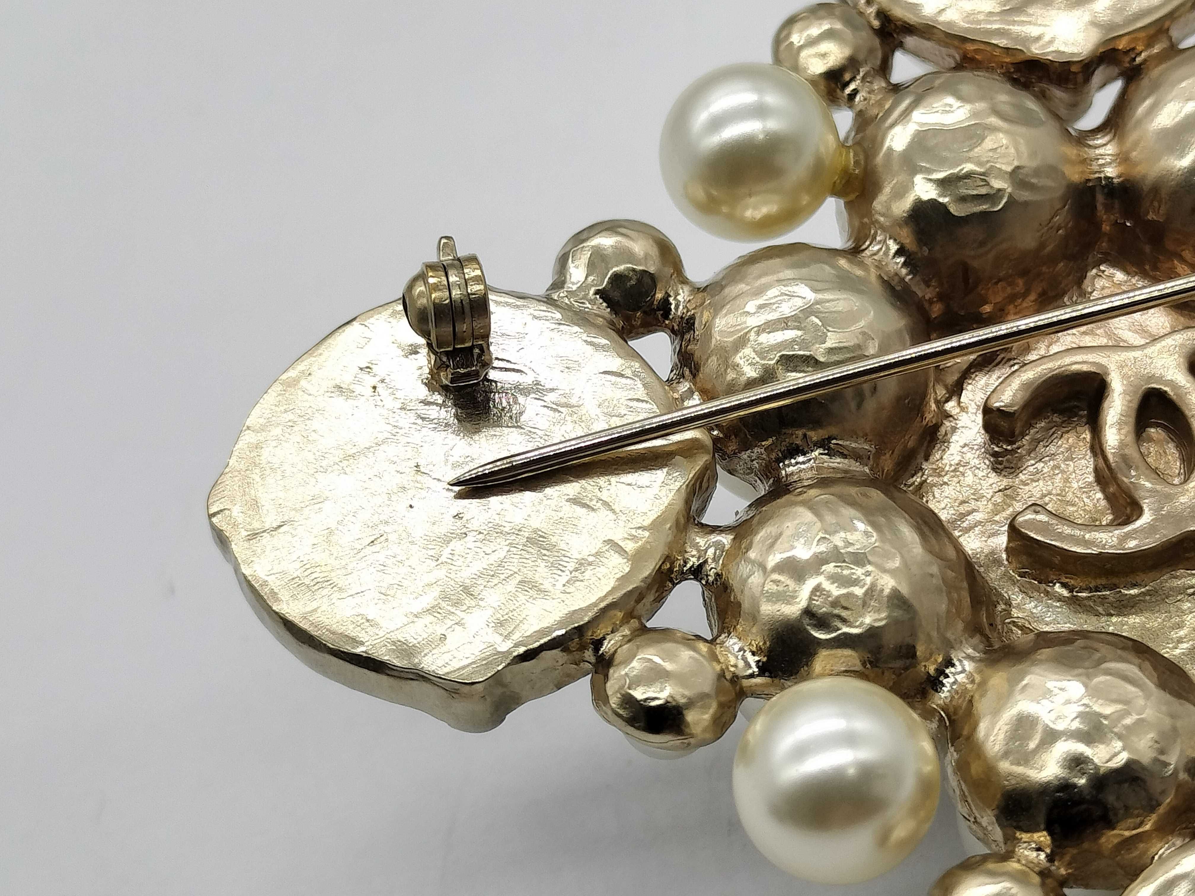 B13 Brooch — view 4