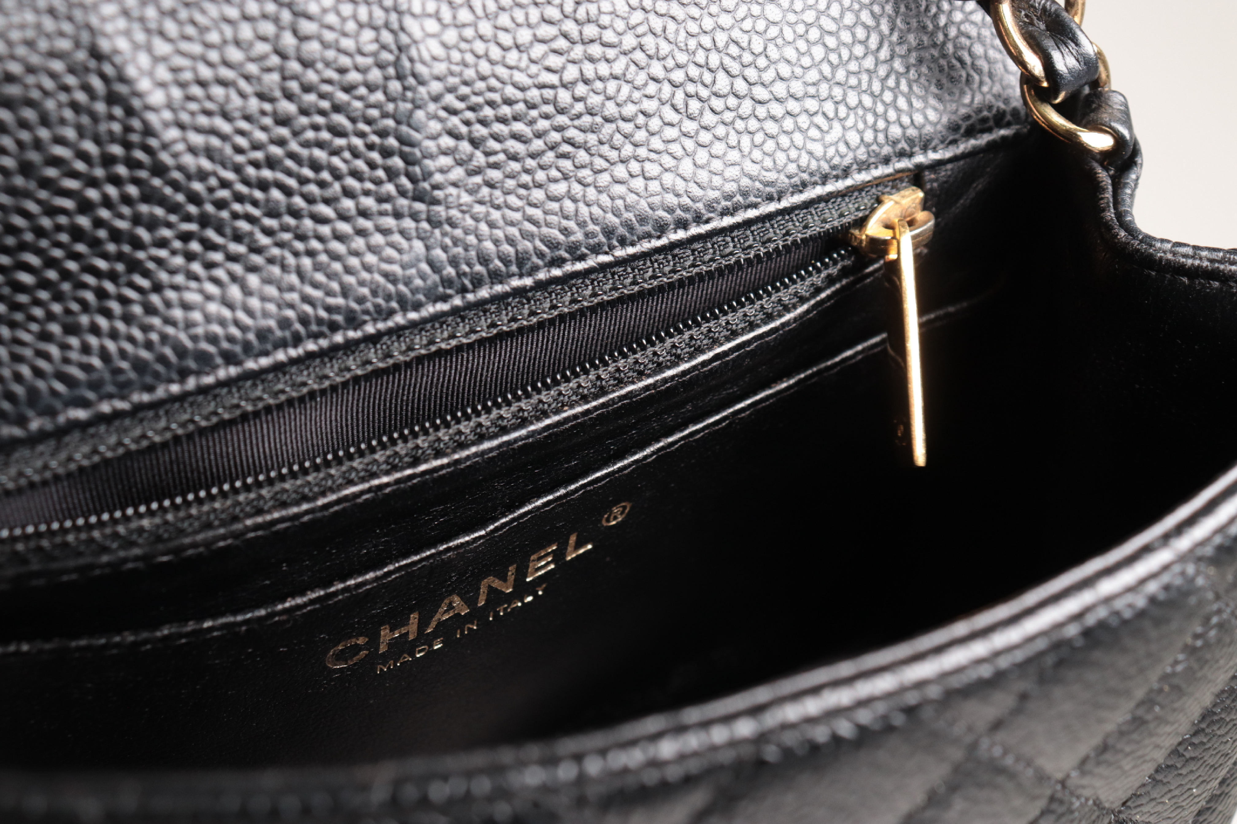 Minimato Caviar Chain Shoulder Bag (Serial No. 12) — view 9