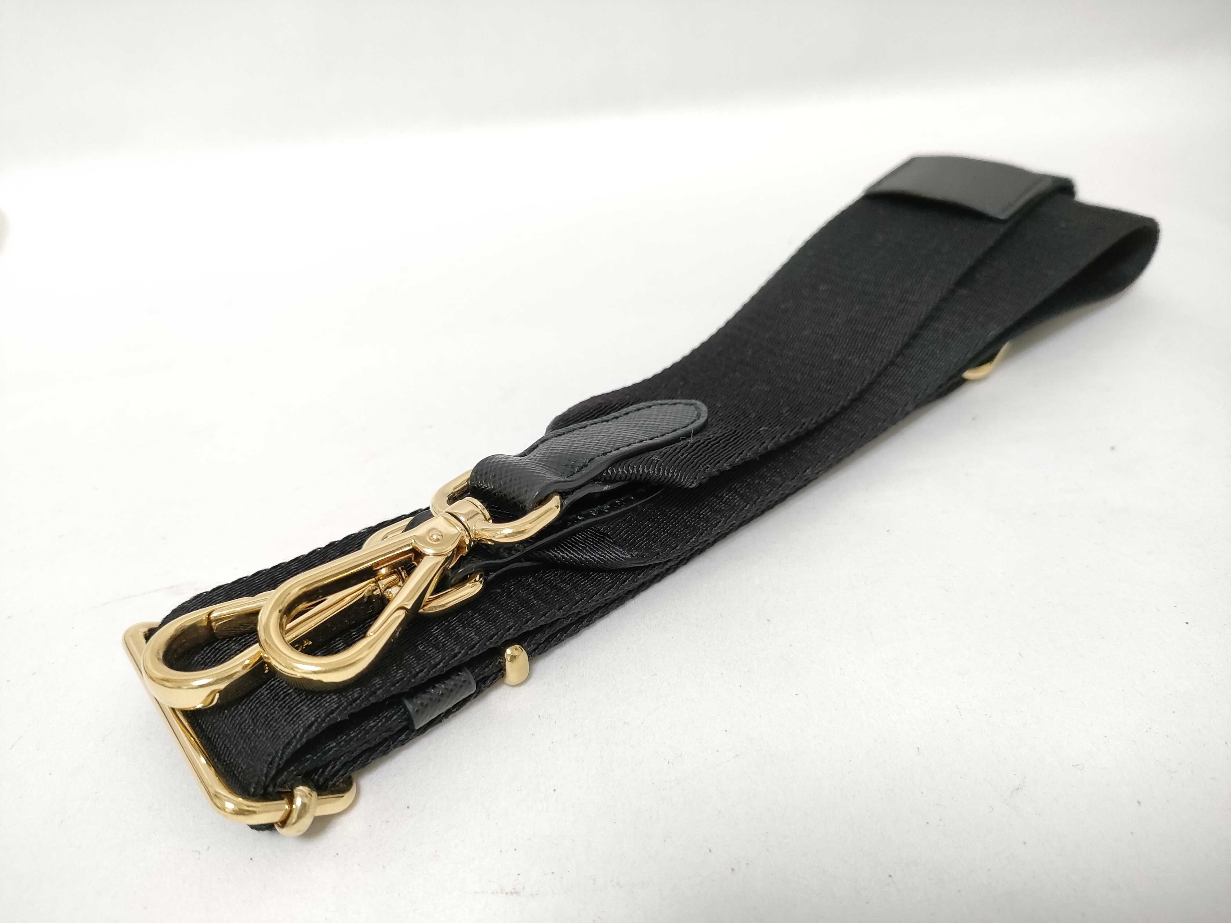 Nylon Prada Re-Edition 2005 Re-Nylon Shoulder Bag Gold Chain Triangle Logo Shoulder Bag — view 3