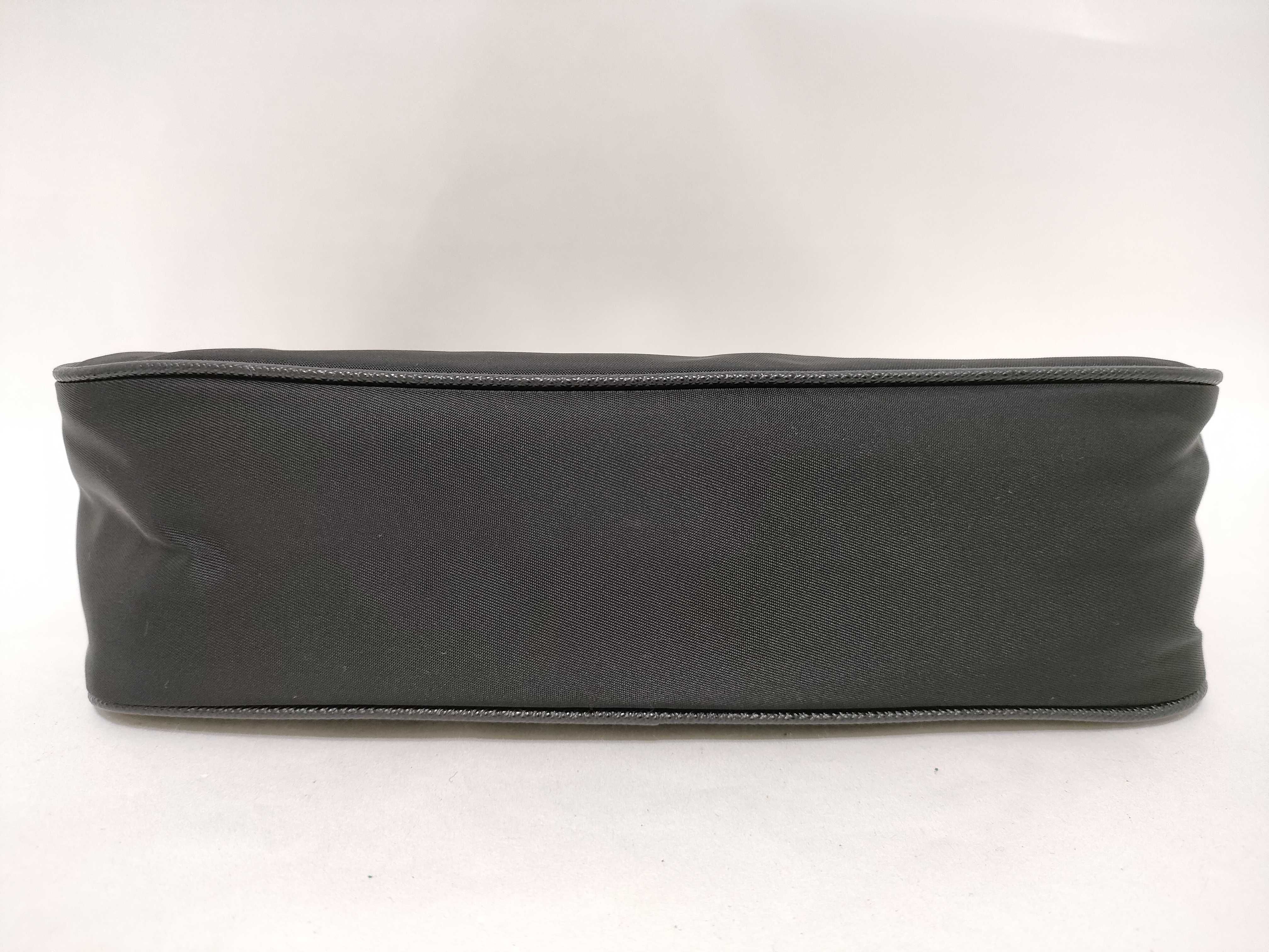 Nylon Prada Re-Edition 2005 Re-Nylon Shoulder Bag Gold Chain Triangle Logo Shoulder Bag — view 7