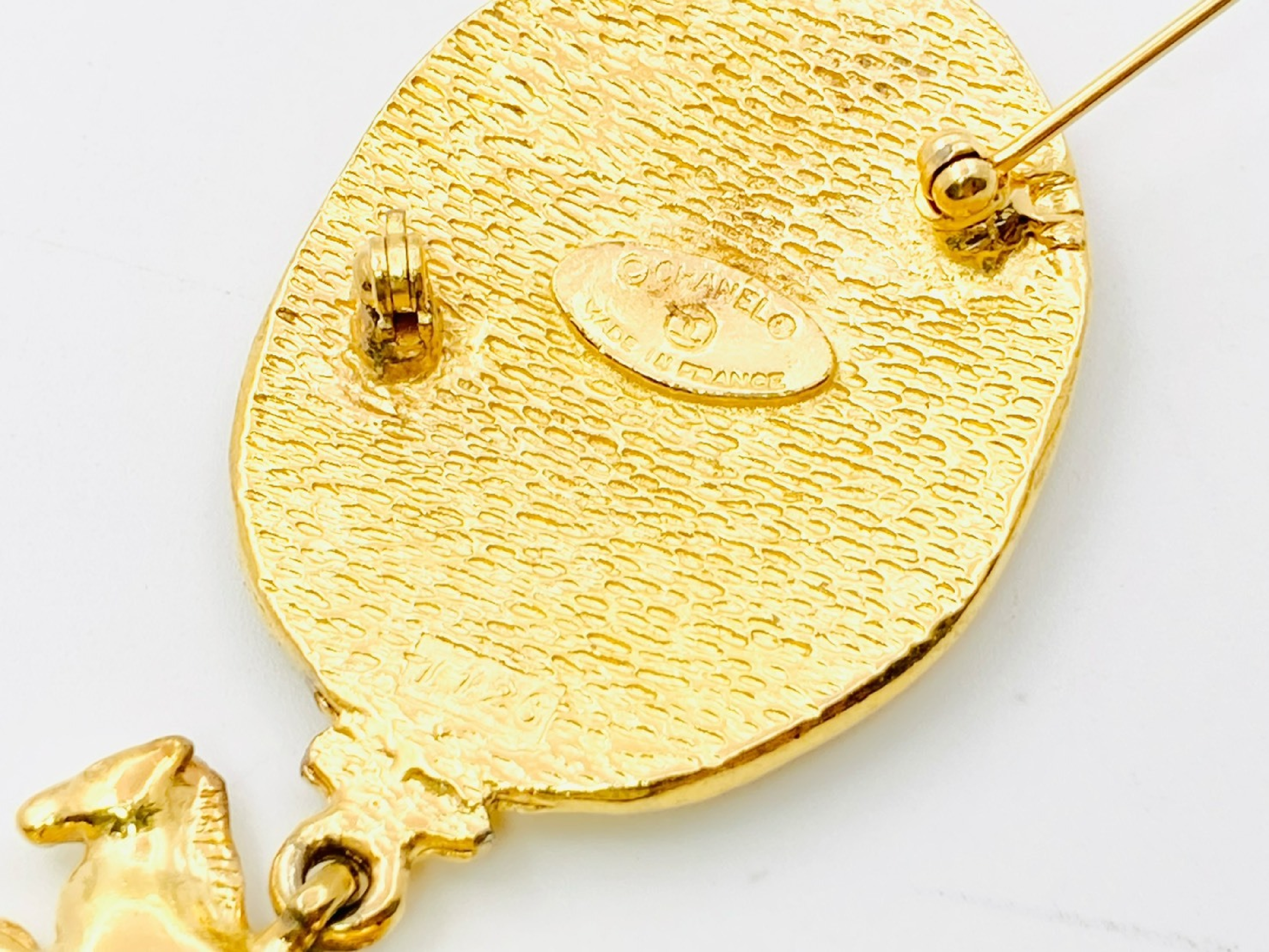 Coco Mark Logo Horse Crown Oval Swing Brooch (with comments, item number 1126) — view 3