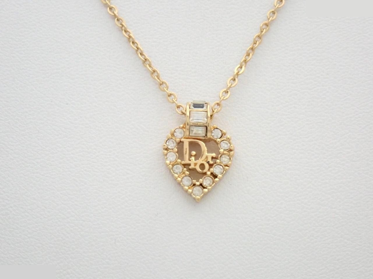 Gold necklace with stone, chain approximately 44cm long.