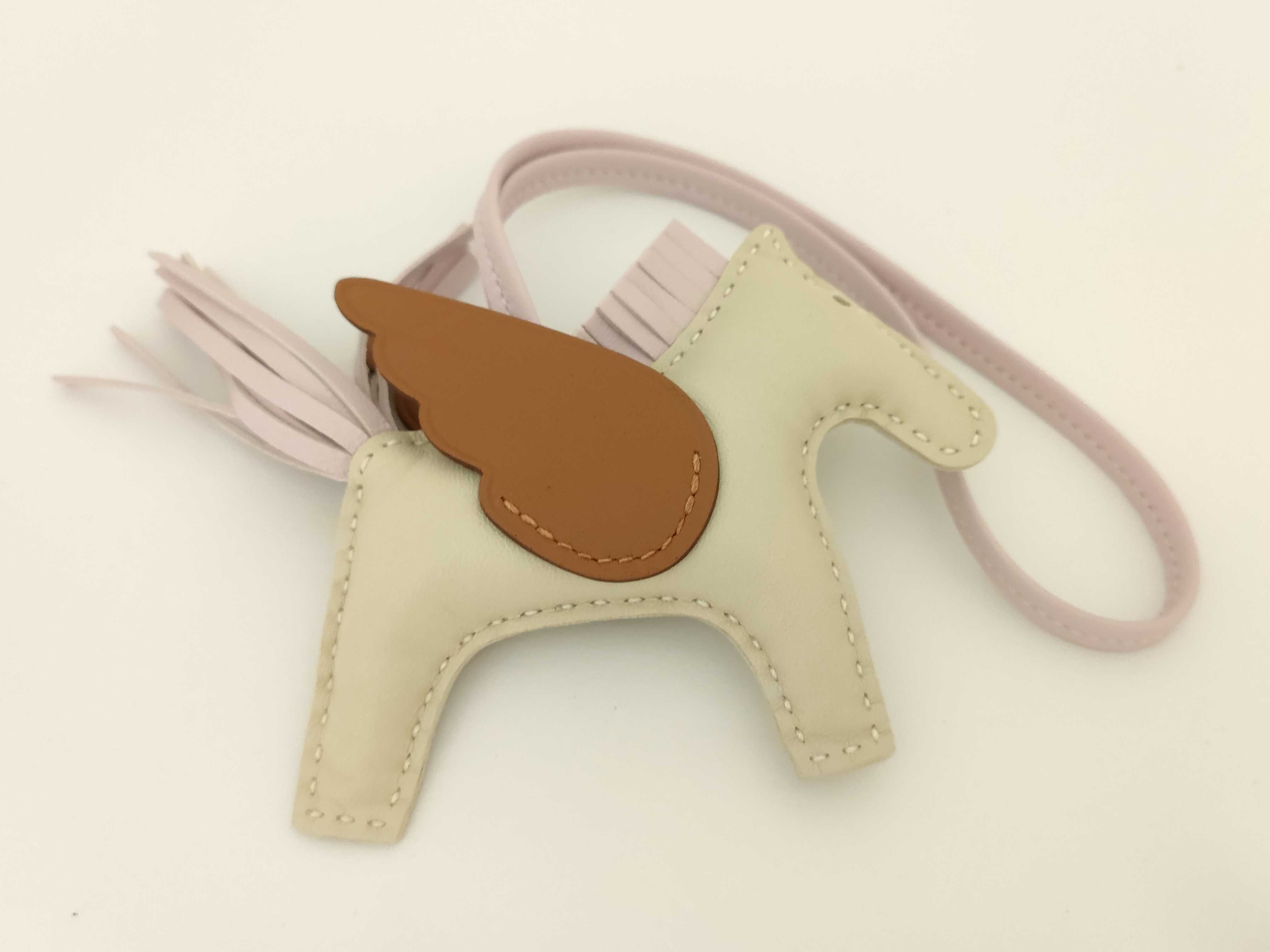 Pegasus PM Craie Mauve Pale U Stamp Hermes Charm — view 2