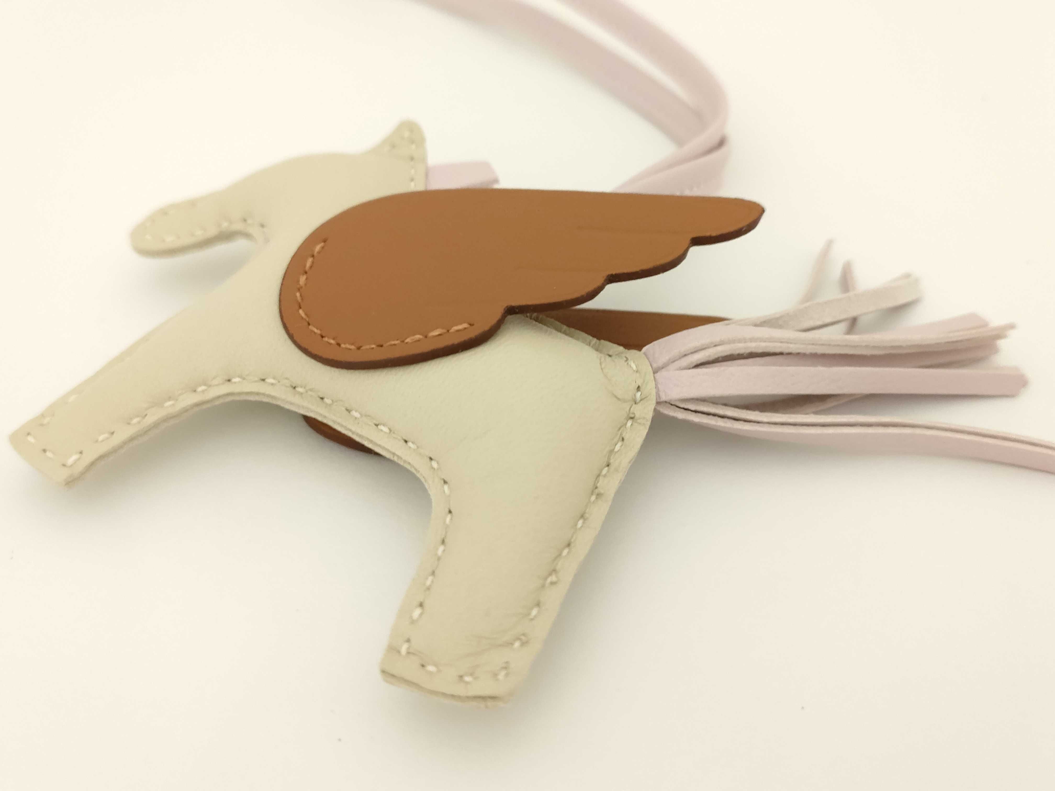 Pegasus PM Craie Mauve Pale U Stamp Hermes Charm — view 5