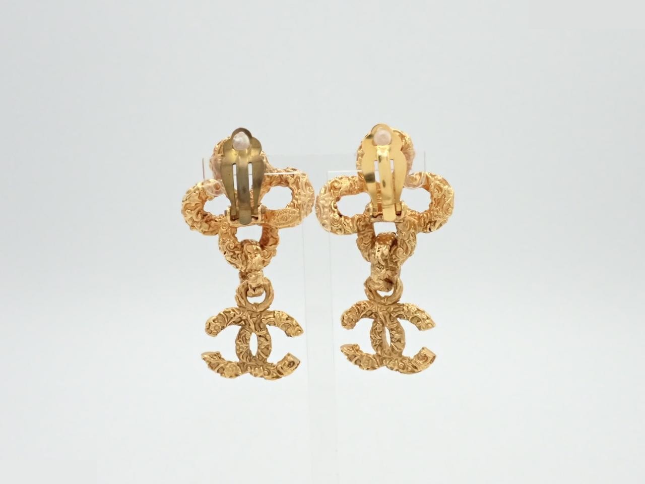 Earrings with Coco Mark design, gold. — view 2