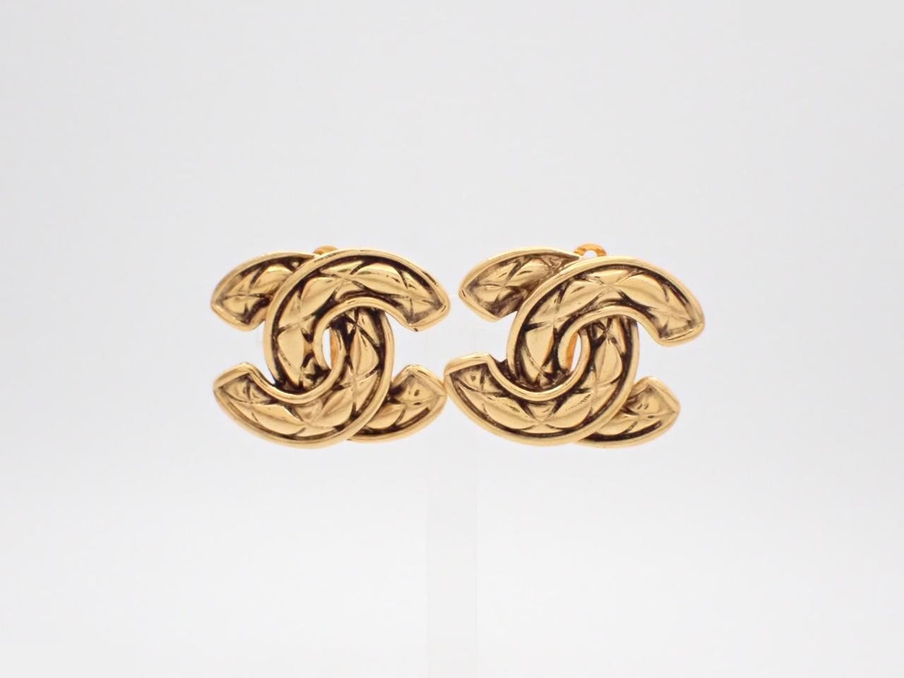 Earrings with Coco Mark design, gold.