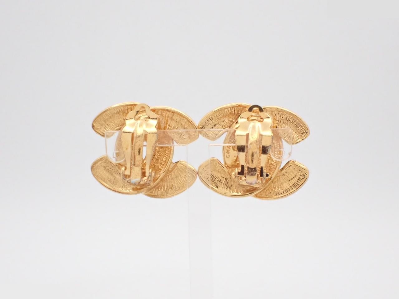 Earrings with Coco Mark design, gold. — view 2
