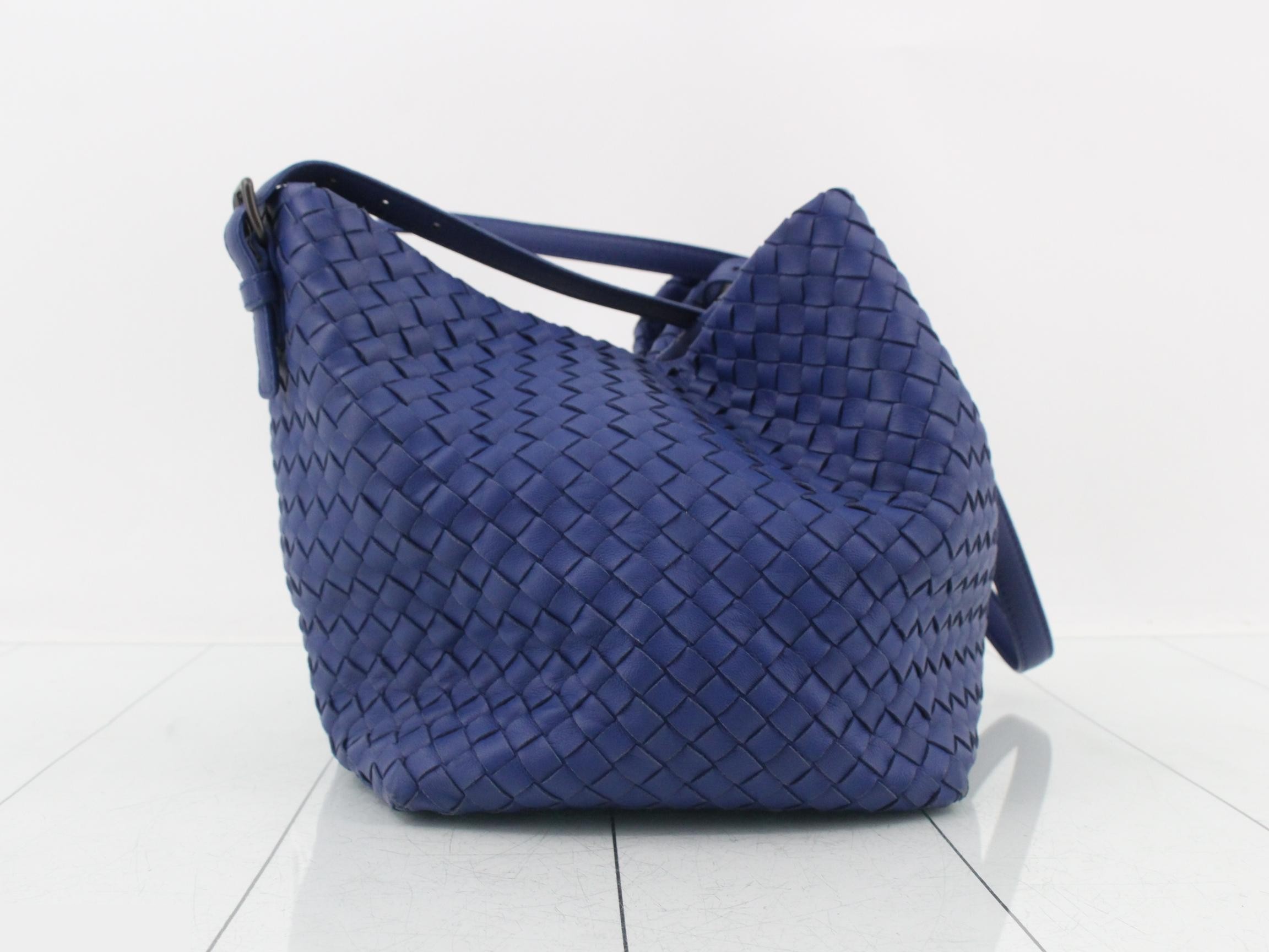 Intrecciato leather tote bag, blue tones — view 4
