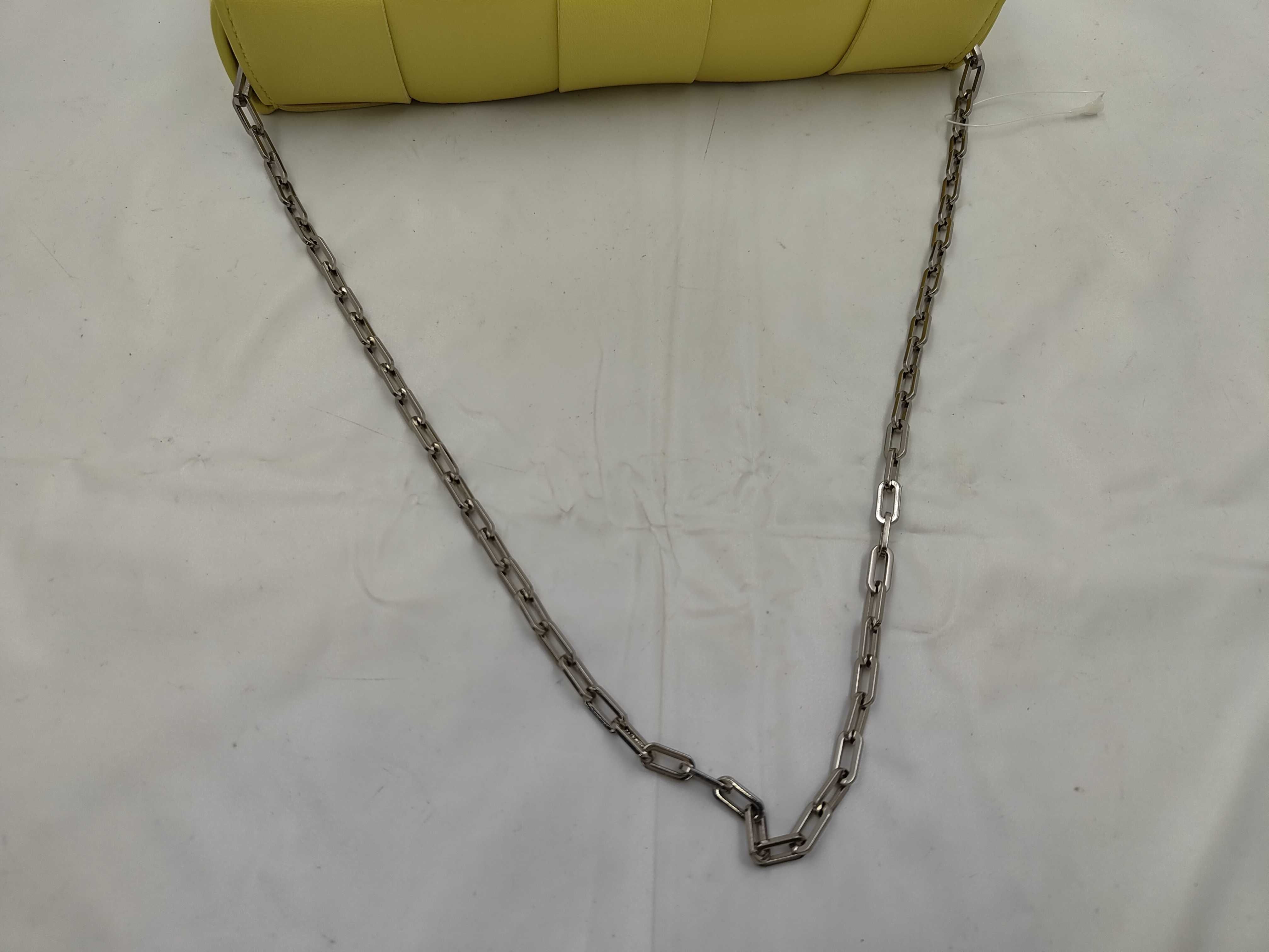 Cassette Maxi Intrecciato Chain Shoulder Bag Leather Bag — view 3