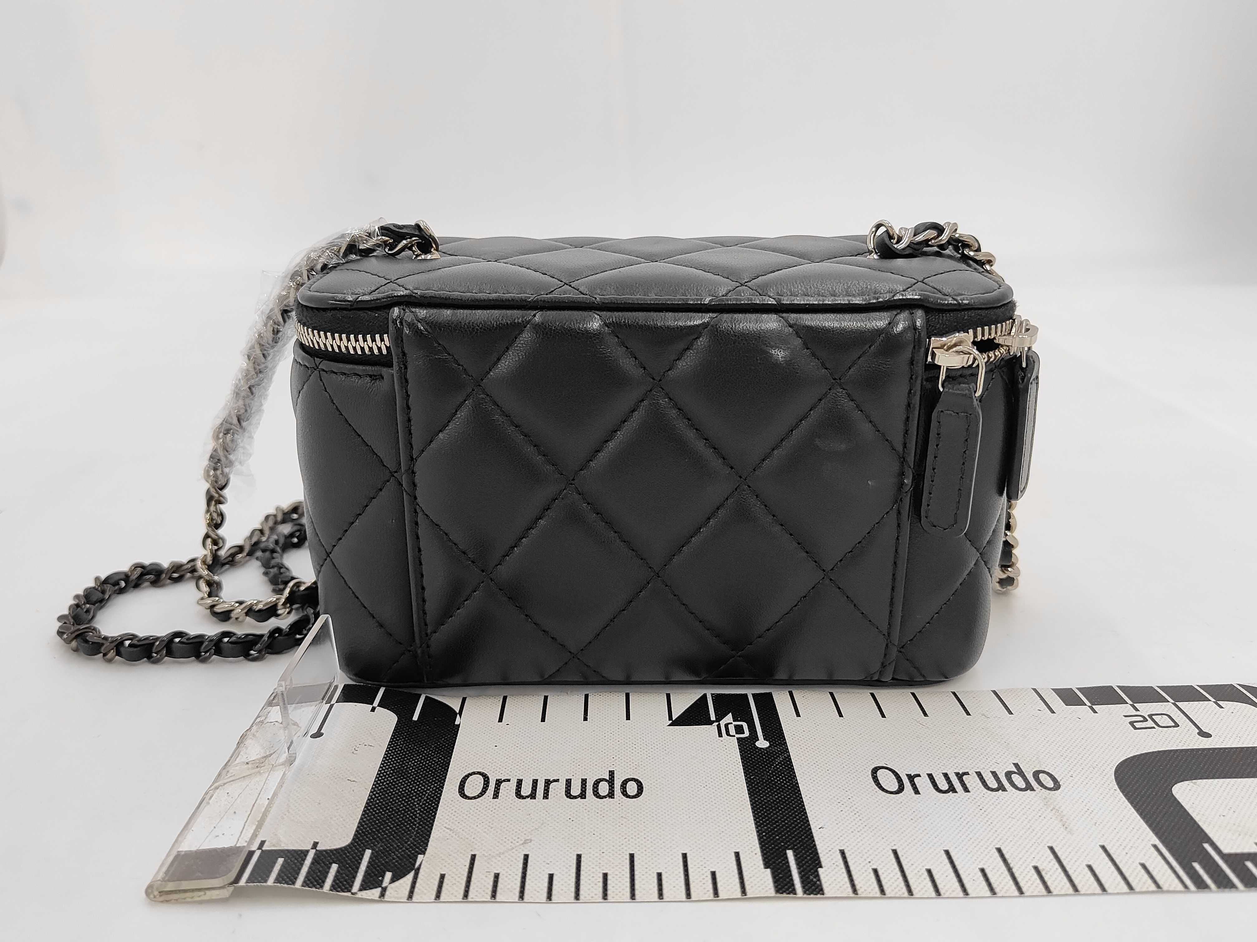 Matelassé Vanity Random Serial Chain Shoulder Bag — view 2