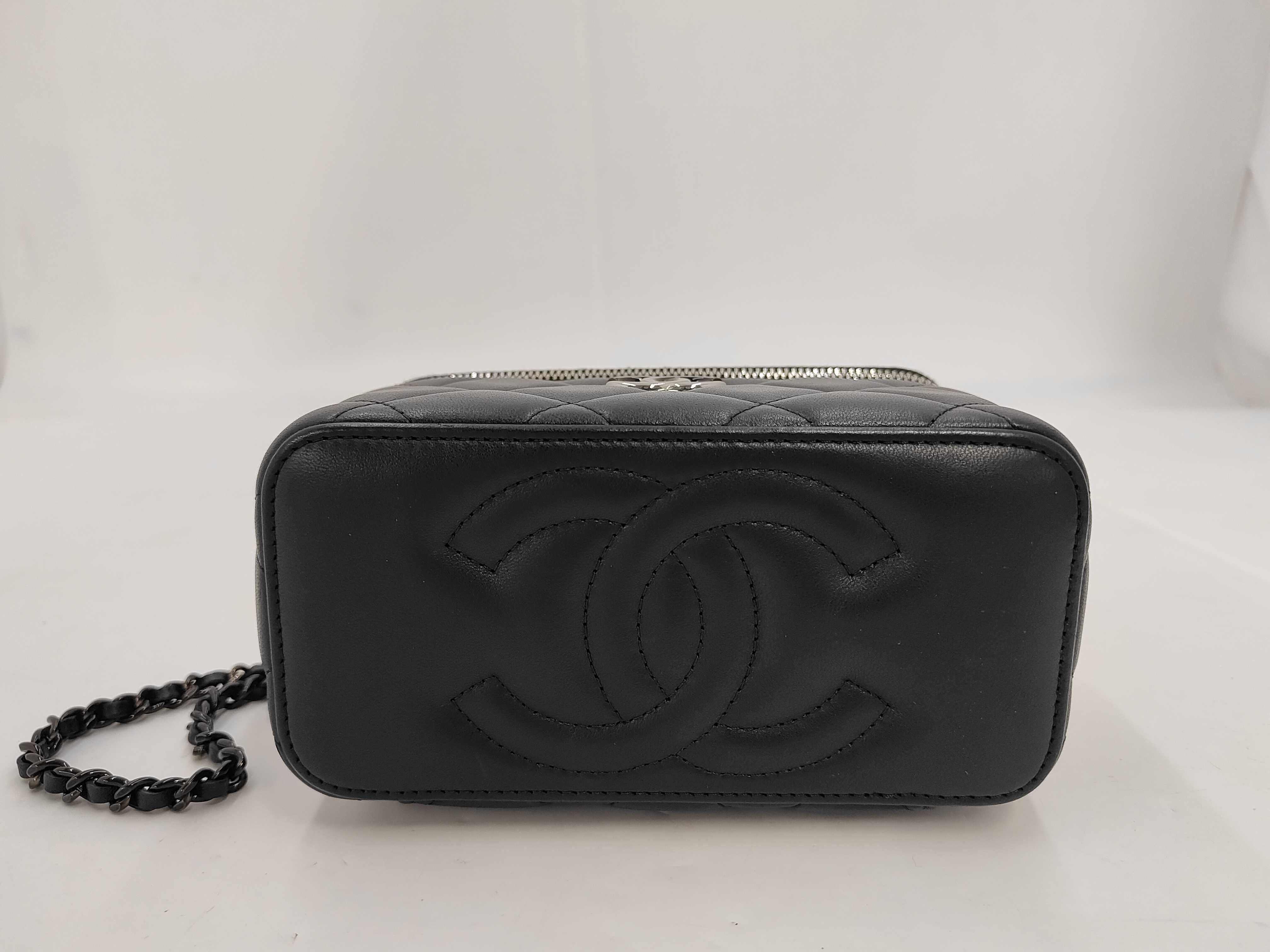 Matelassé Vanity Random Serial Chain Shoulder Bag — view 3