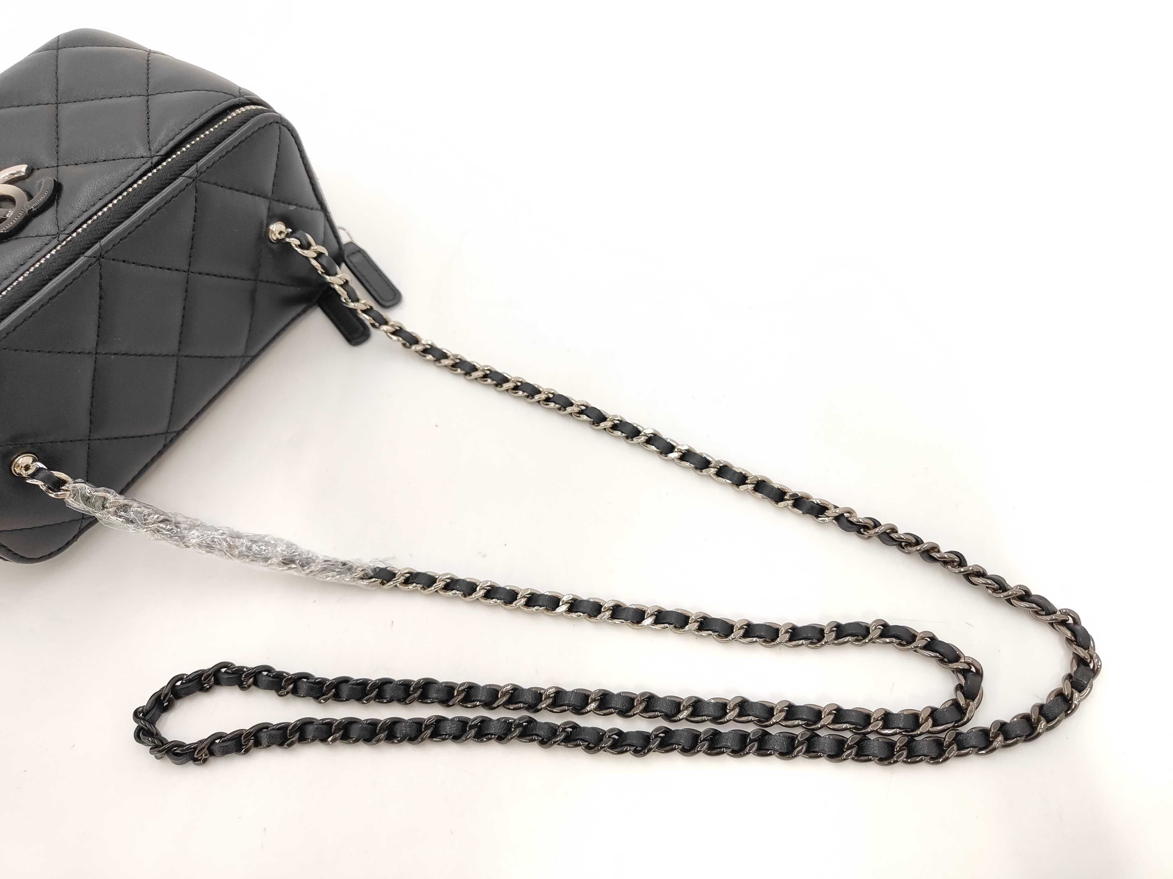 Matelassé Vanity Random Serial Chain Shoulder Bag — view 4