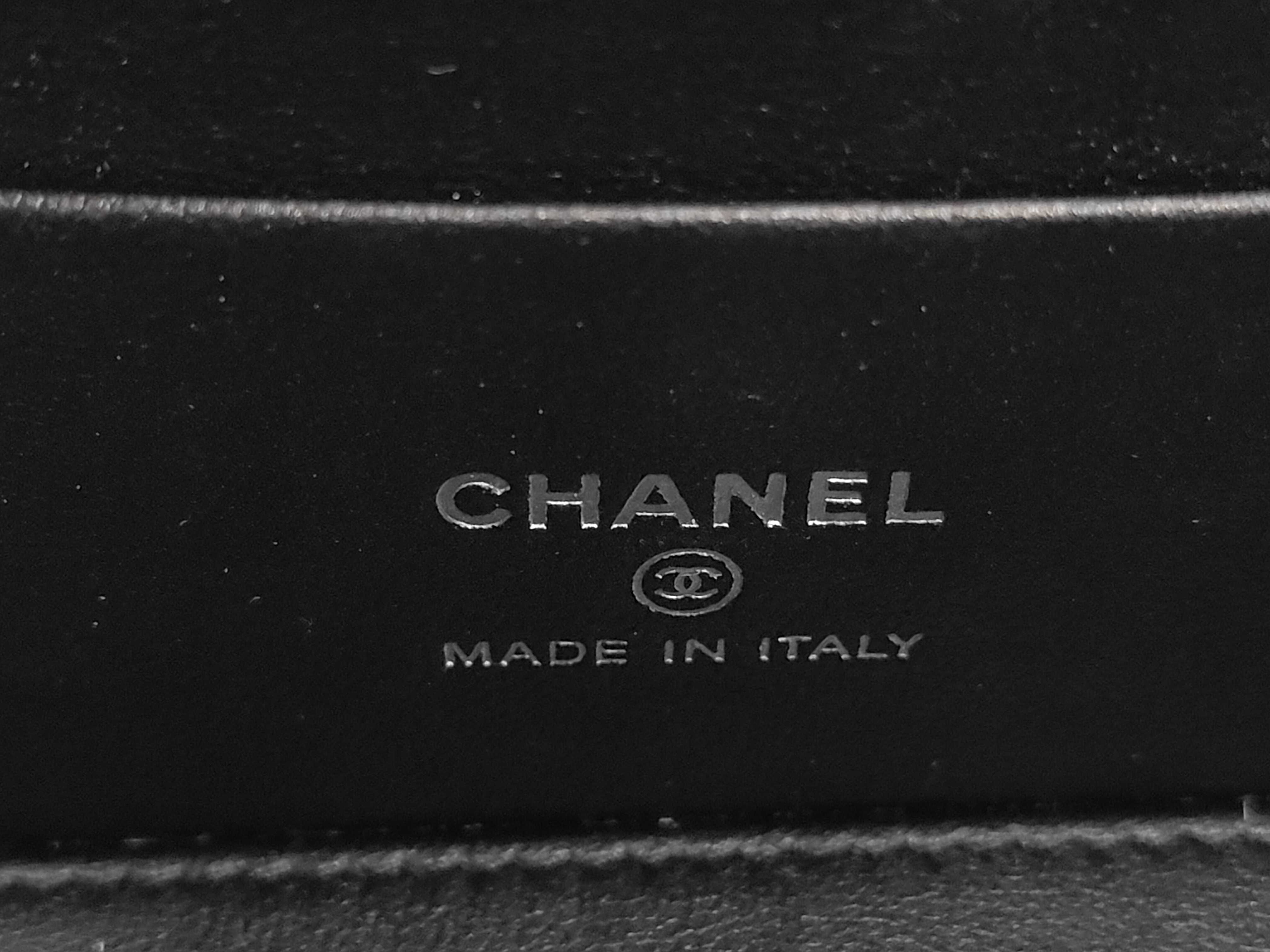Matelassé Vanity Random Serial Chain Shoulder Bag — view 9
