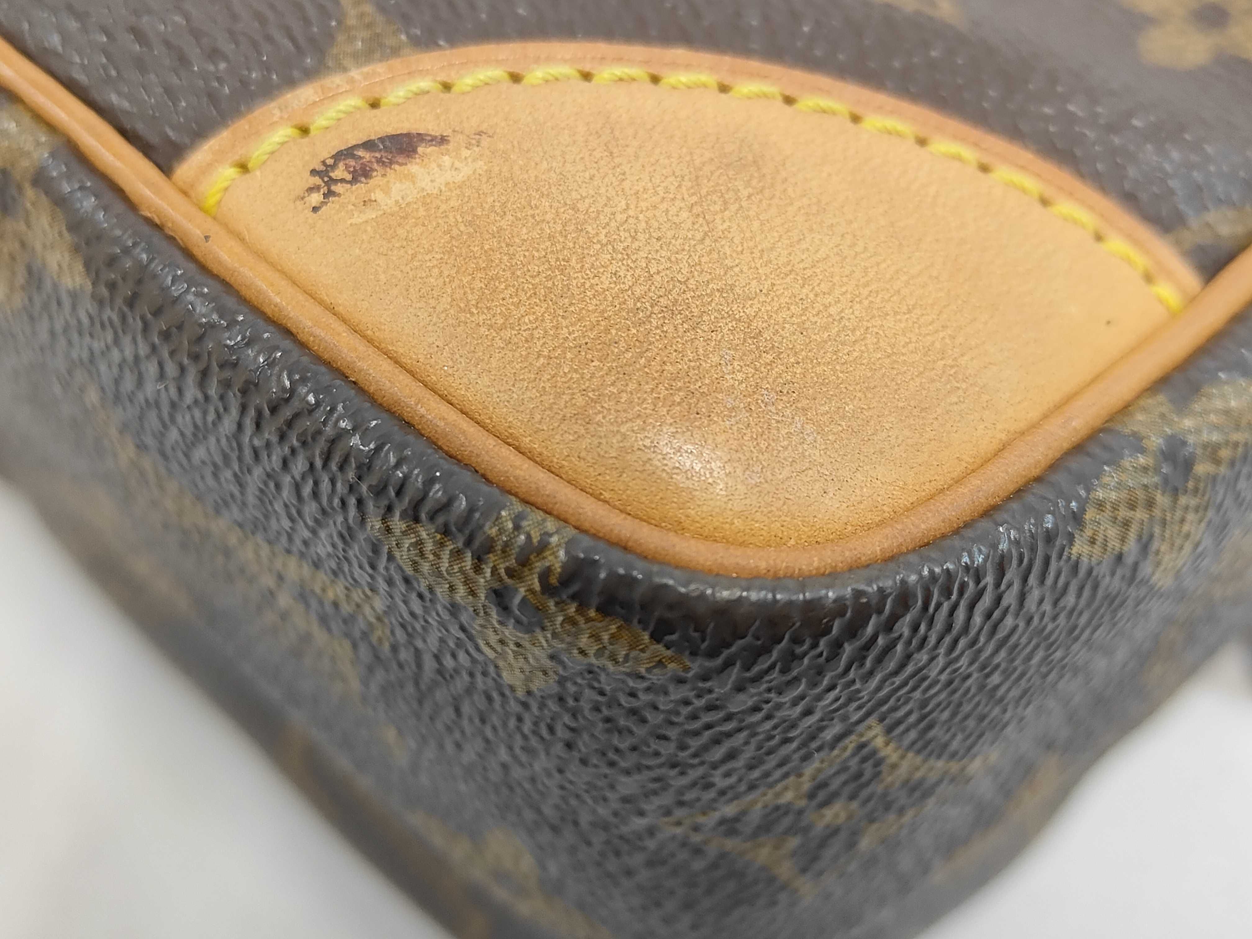 (Louis Vuitton) Crossbody Shoulder Bag — view 3