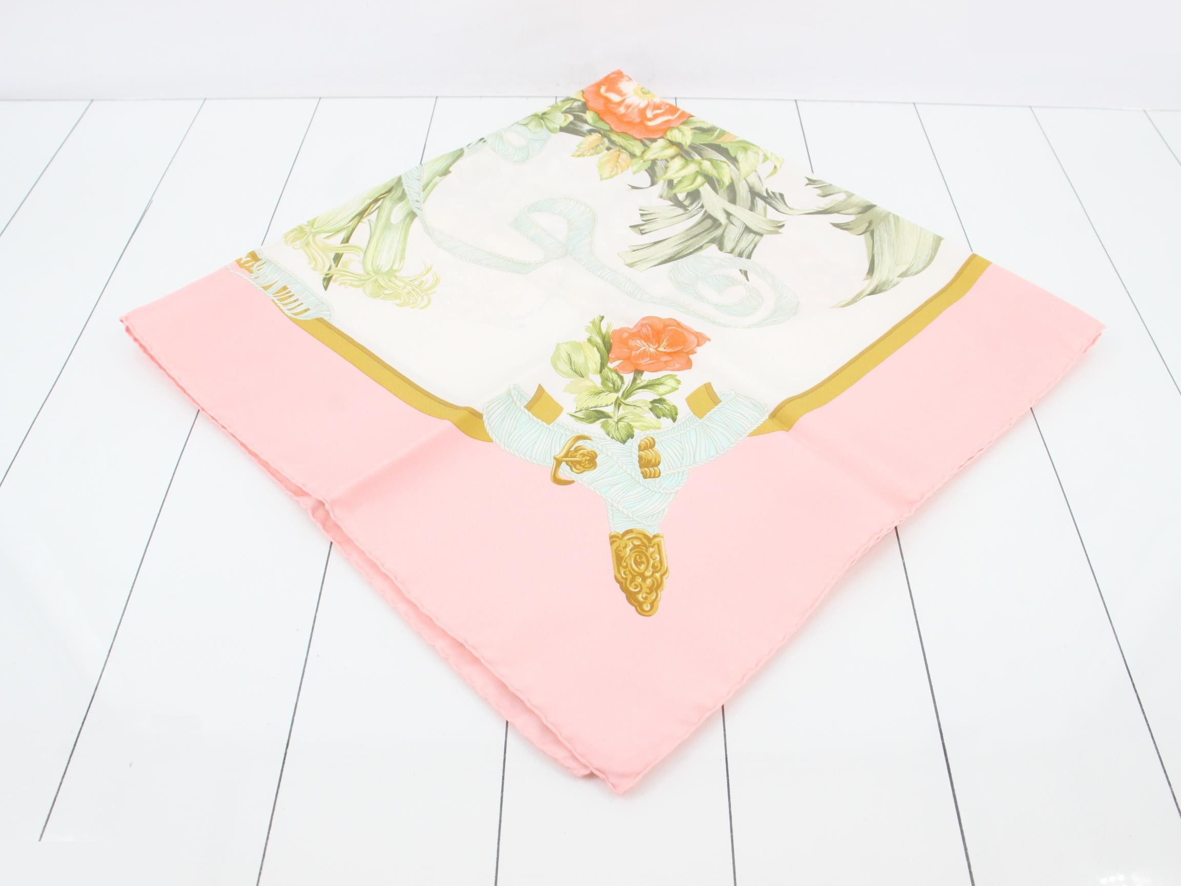 Carre 90, REGINA, Her Majesty the Queen, Floral Pattern, 100% Silk — view 2