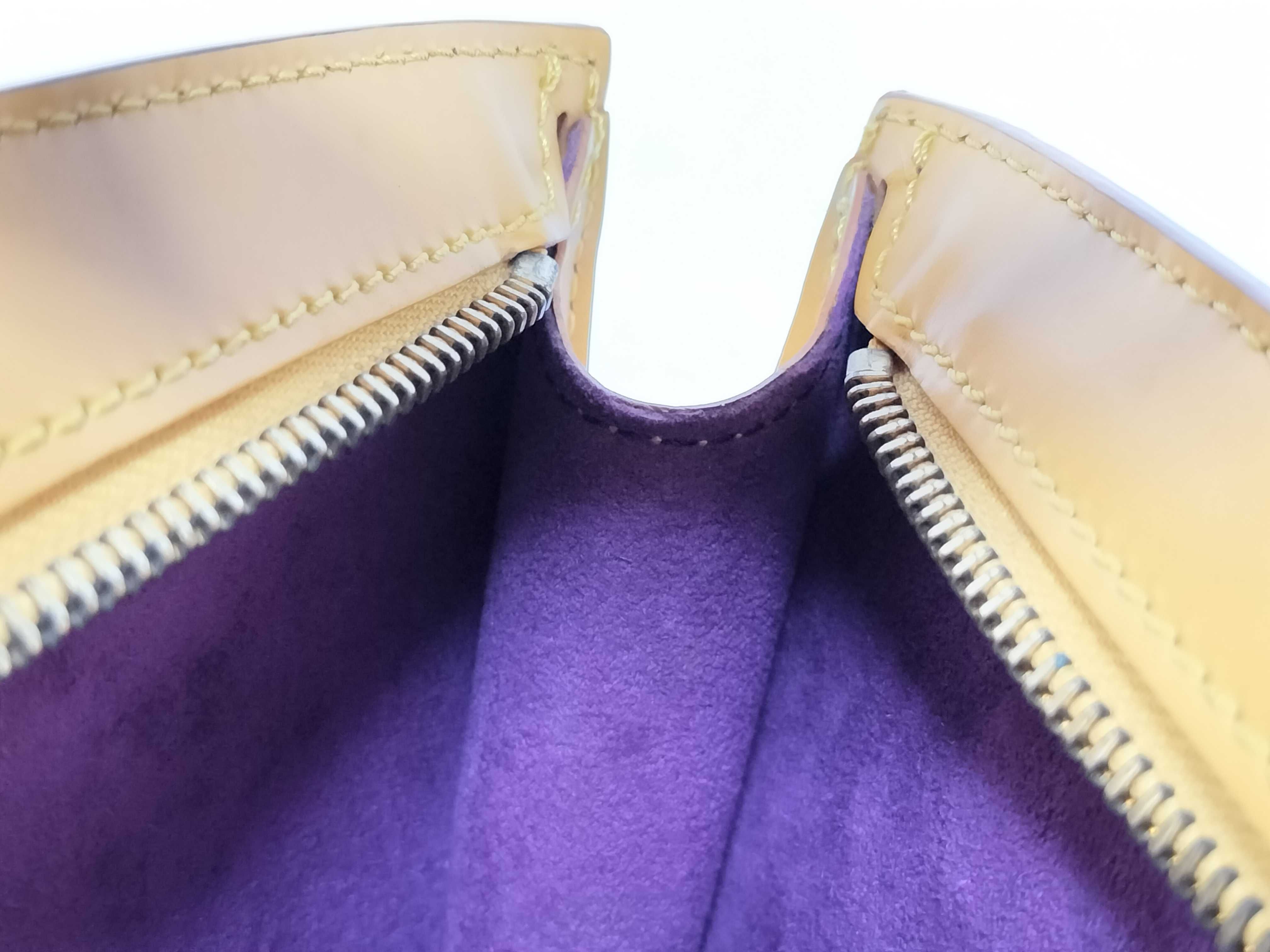 Epi Saint Jacques Shoulder Bag — view 9