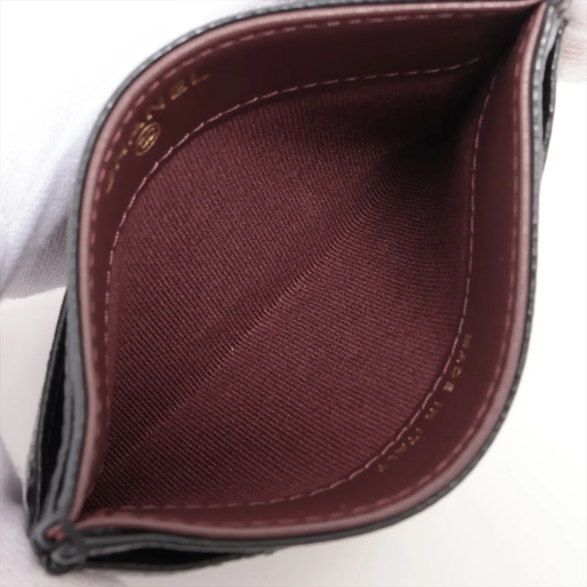 Matelasse caviar skin card case black gold hardware C0289478 — view 3