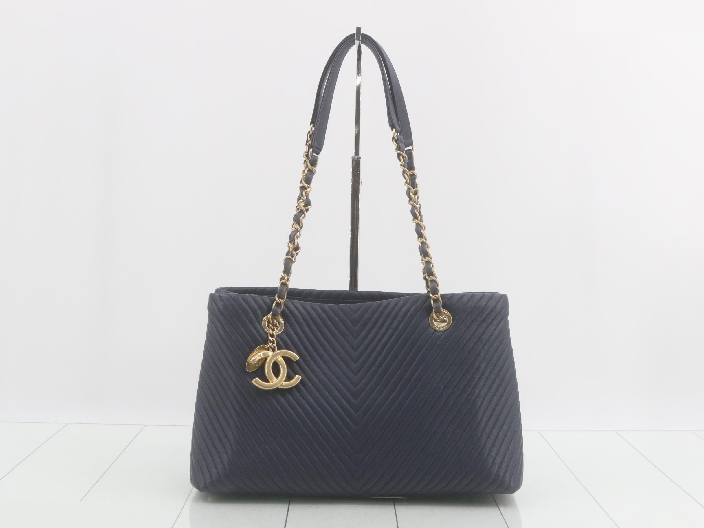 V-line shoulder tote bag
