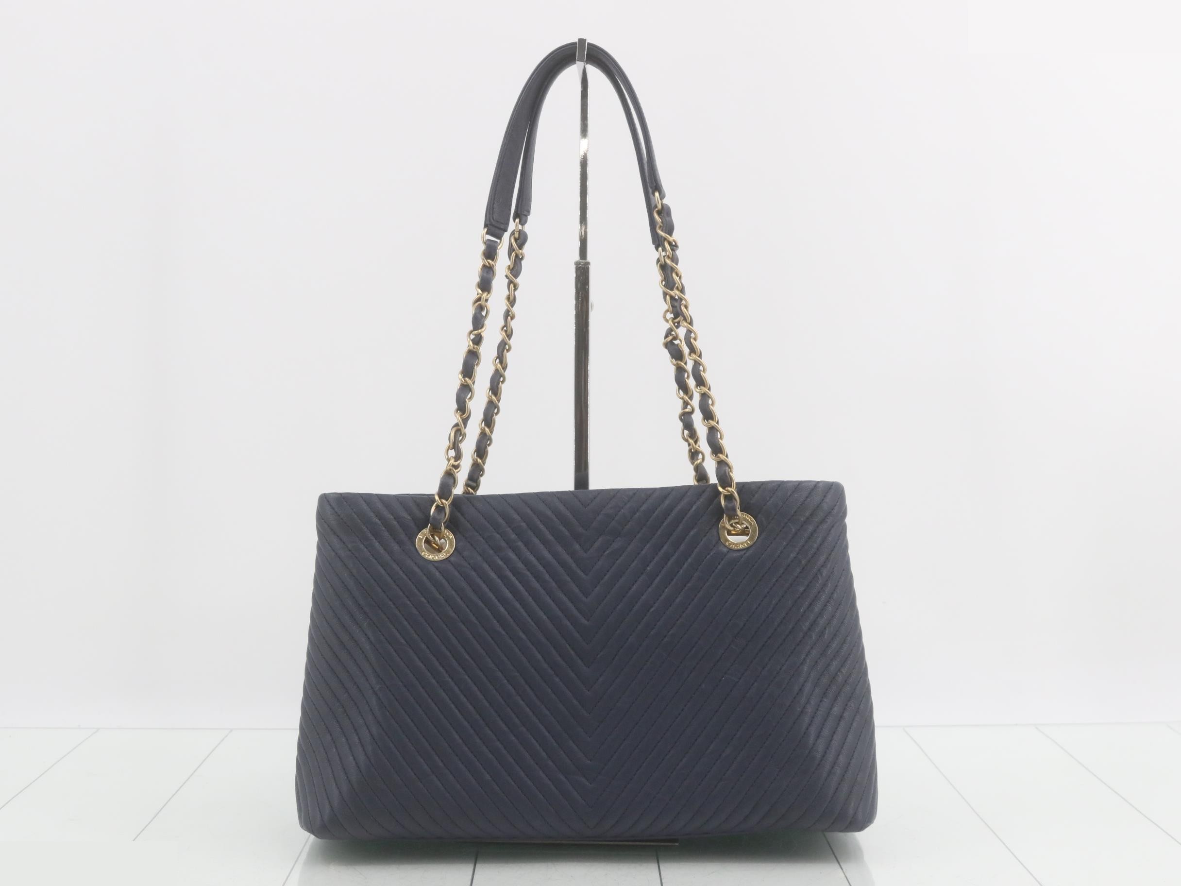 V-line shoulder tote bag — view 2