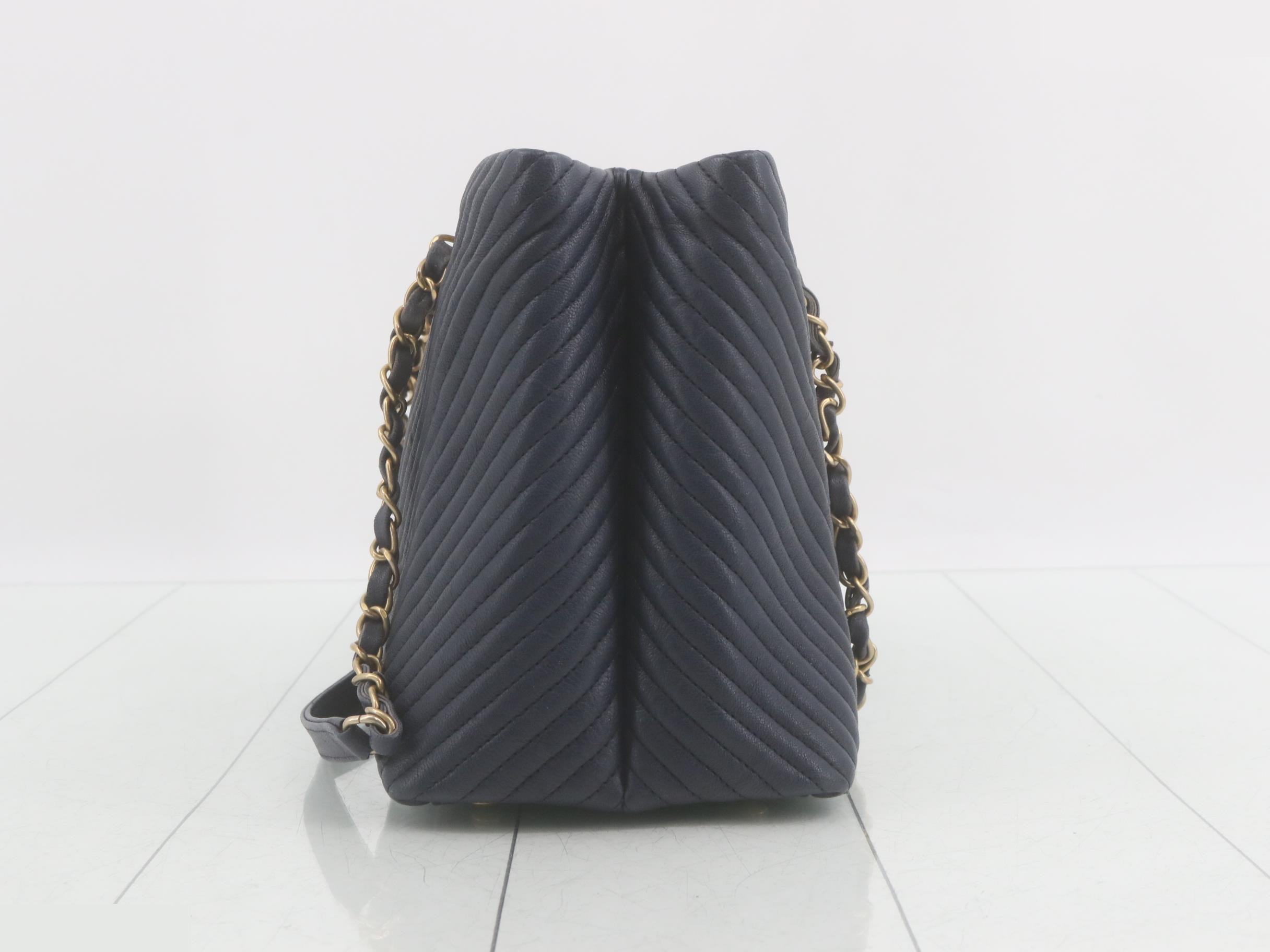 V-line shoulder tote bag — view 3