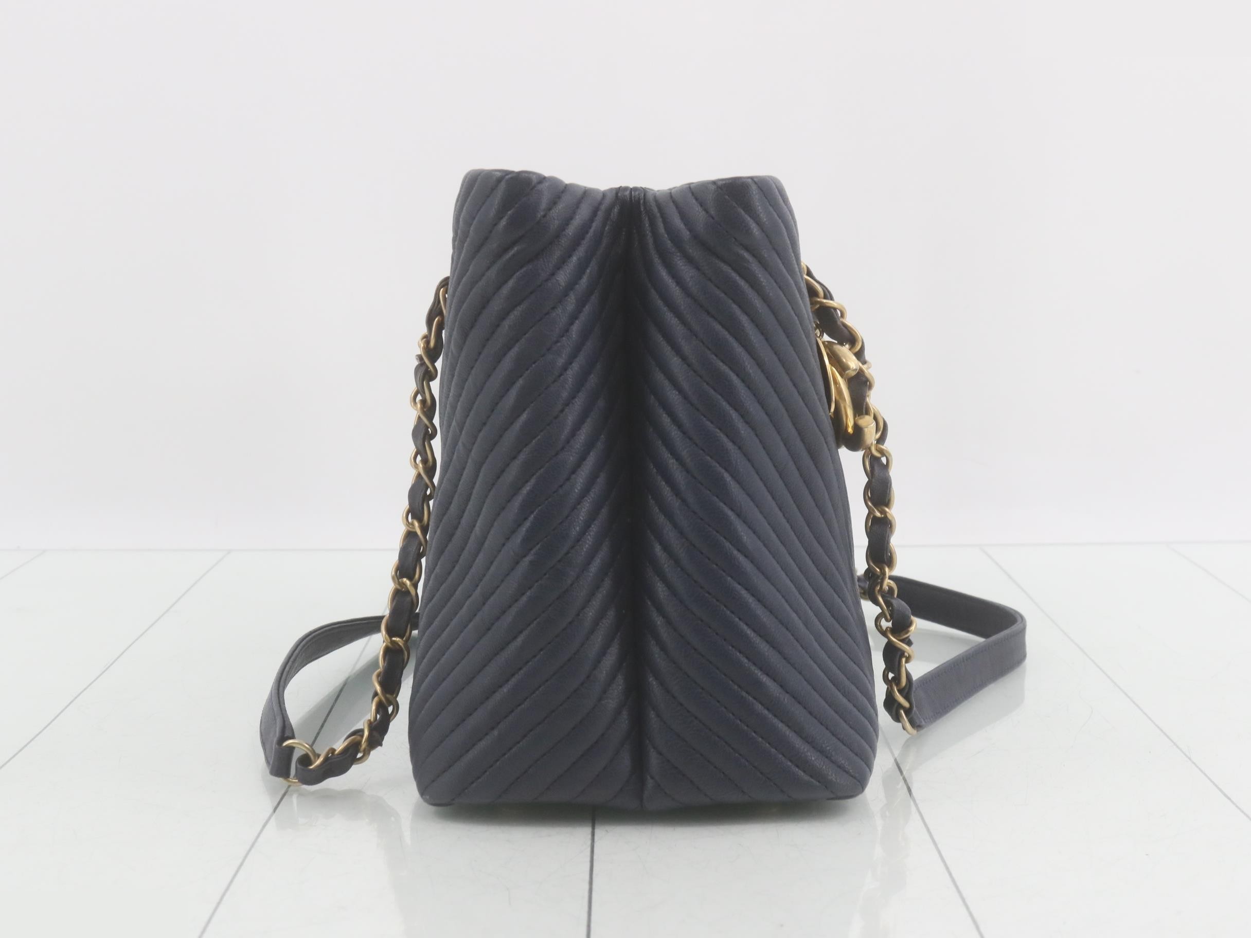 V-line shoulder tote bag — view 4