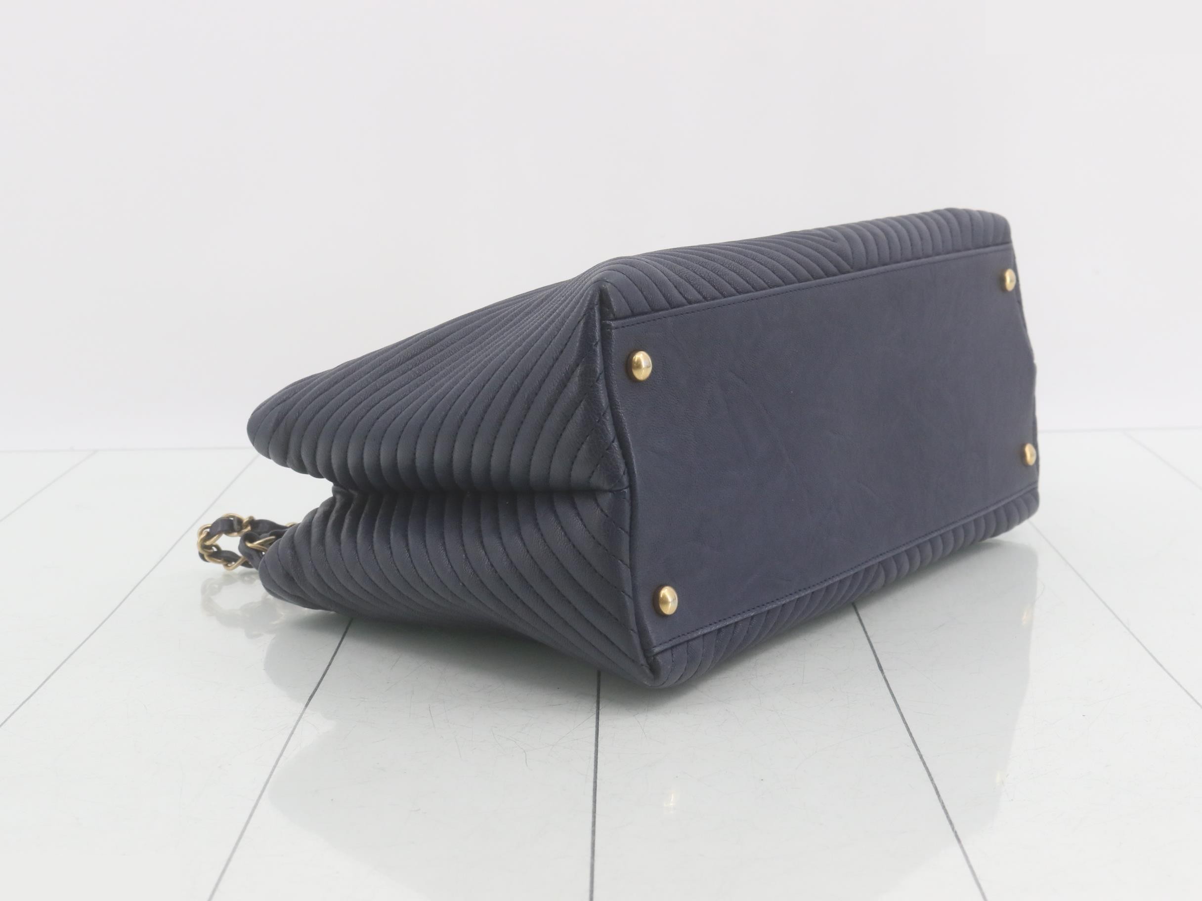 V-line shoulder tote bag — view 5