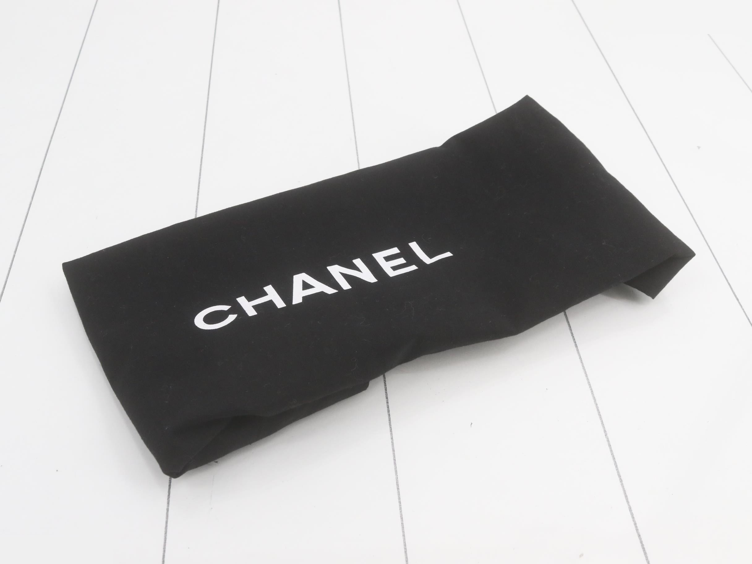 V-line shoulder tote bag — view 7
