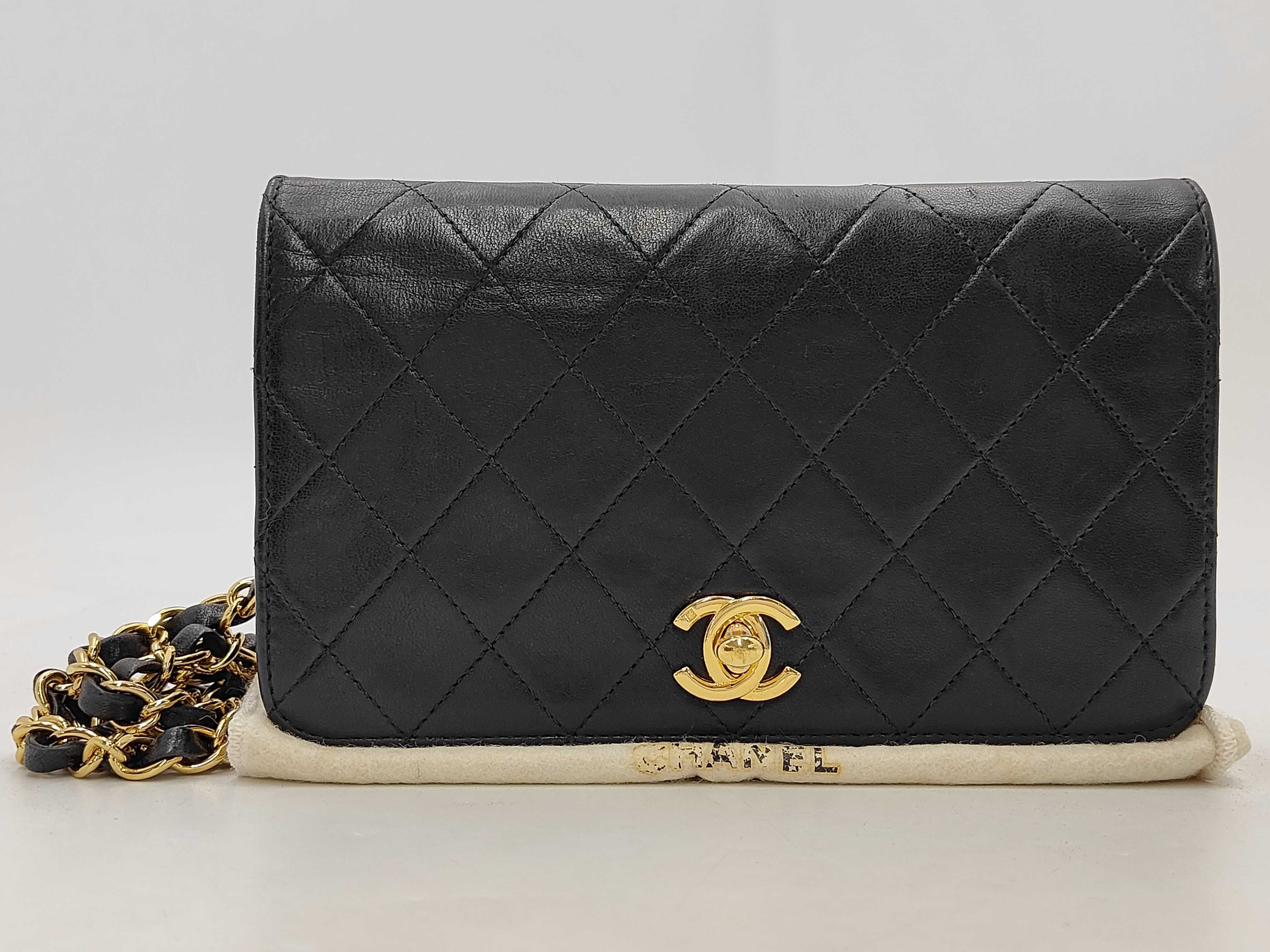 Matelassé Full Flap Shoulder Bag (Black)