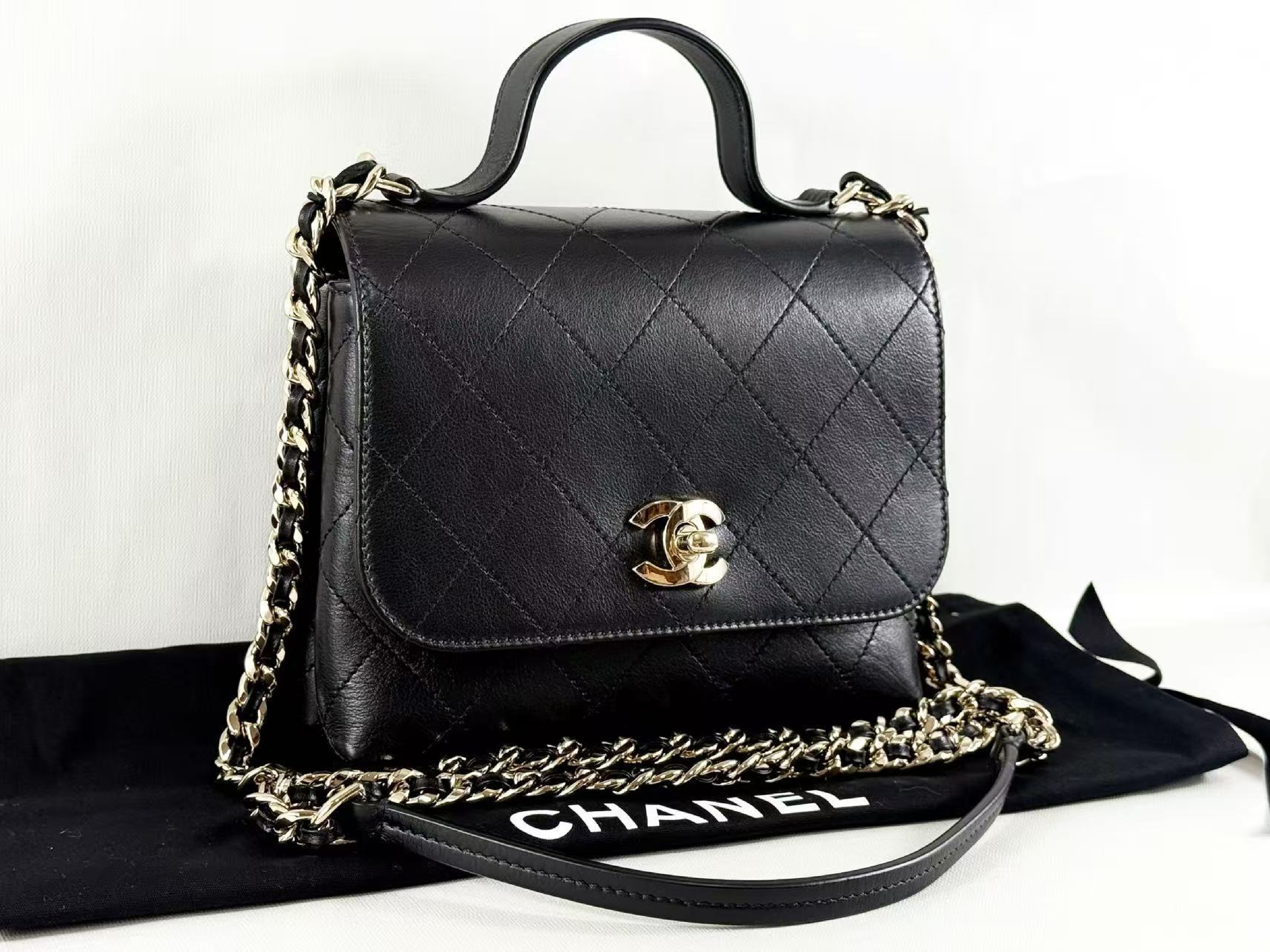 Black Matelassé 2-way Tanlock Bag, W20/H15/D6cm (approx.), serial number in the 28 range, with dust bag and seal. Gold hardware. Handbag/Shoulder bag. Item number 28486912. Excellent condition. A (Shoulder bag) — view 2