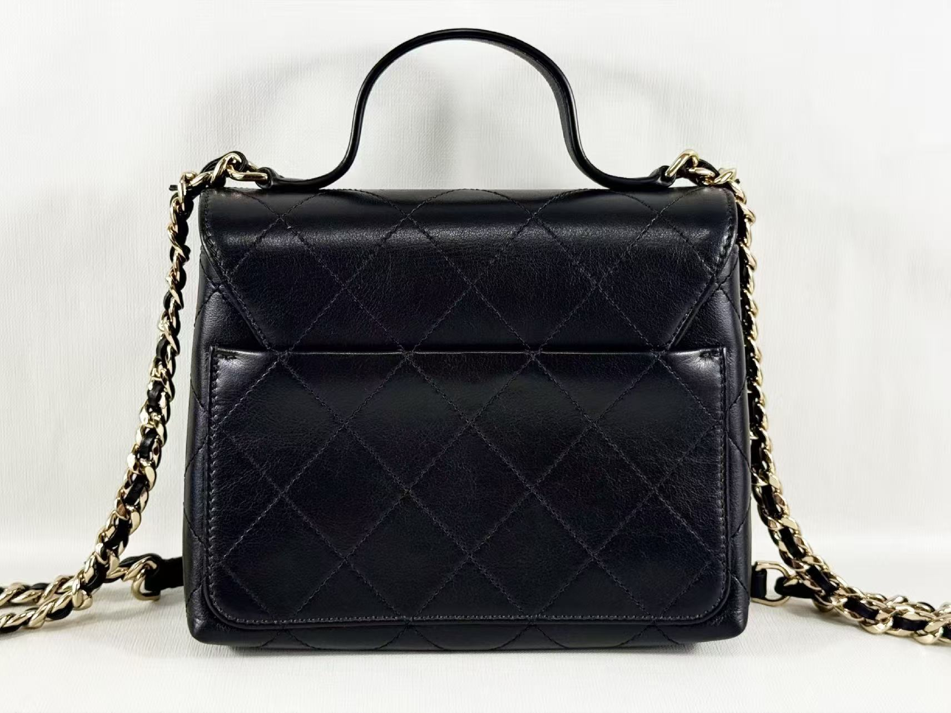 Black Matelassé 2-way Tanlock Bag, W20/H15/D6cm (approx.), serial number in the 28 range, with dust bag and seal. Gold hardware. Handbag/Shoulder bag. Item number 28486912. Excellent condition. A (Shoulder bag) — view 3