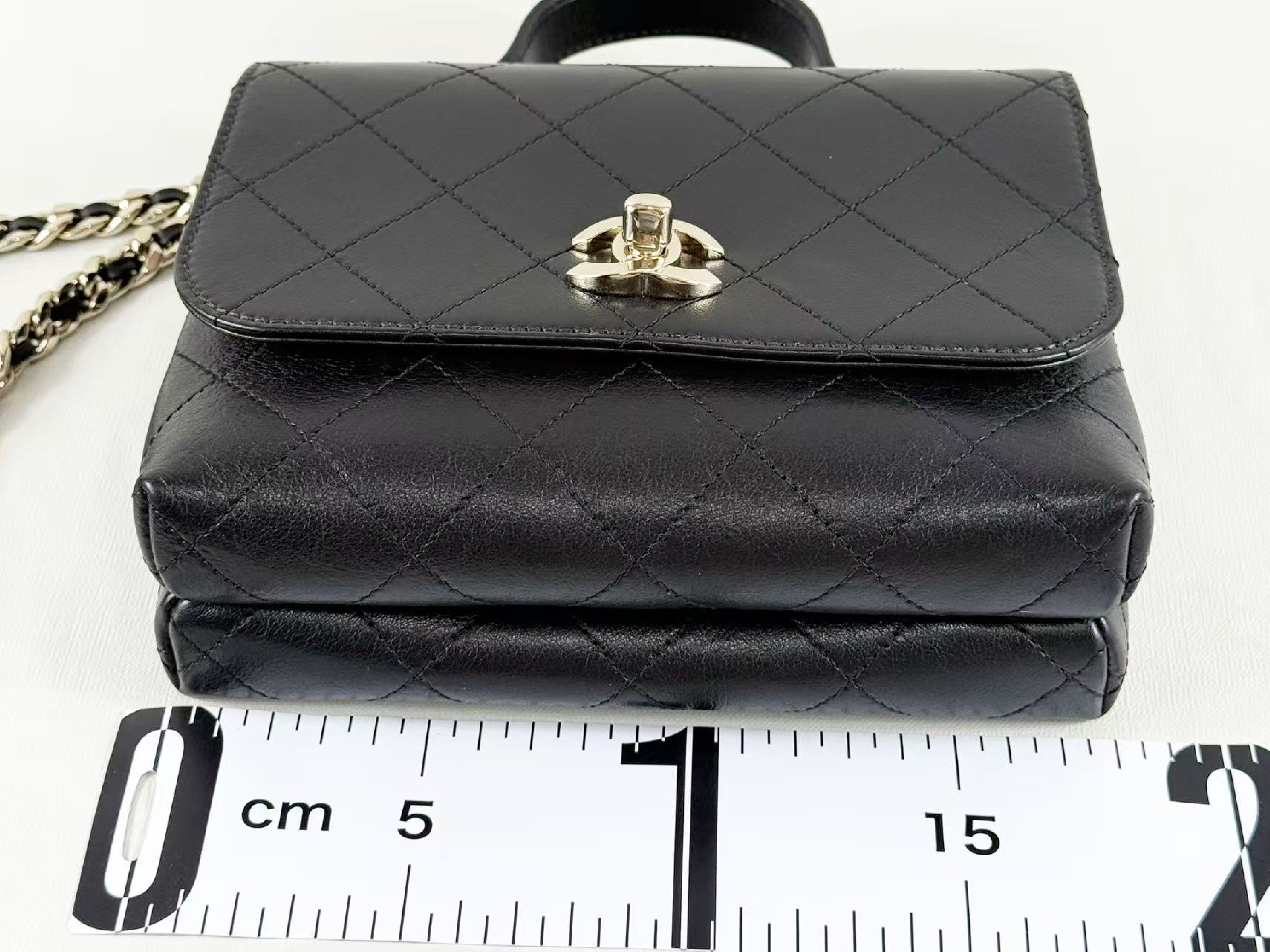 Black Matelassé 2-way Tanlock Bag, W20/H15/D6cm (approx.), serial number in the 28 range, with dust bag and seal. Gold hardware. Handbag/Shoulder bag. Item number 28486912. Excellent condition. A (Shoulder bag) — view 4