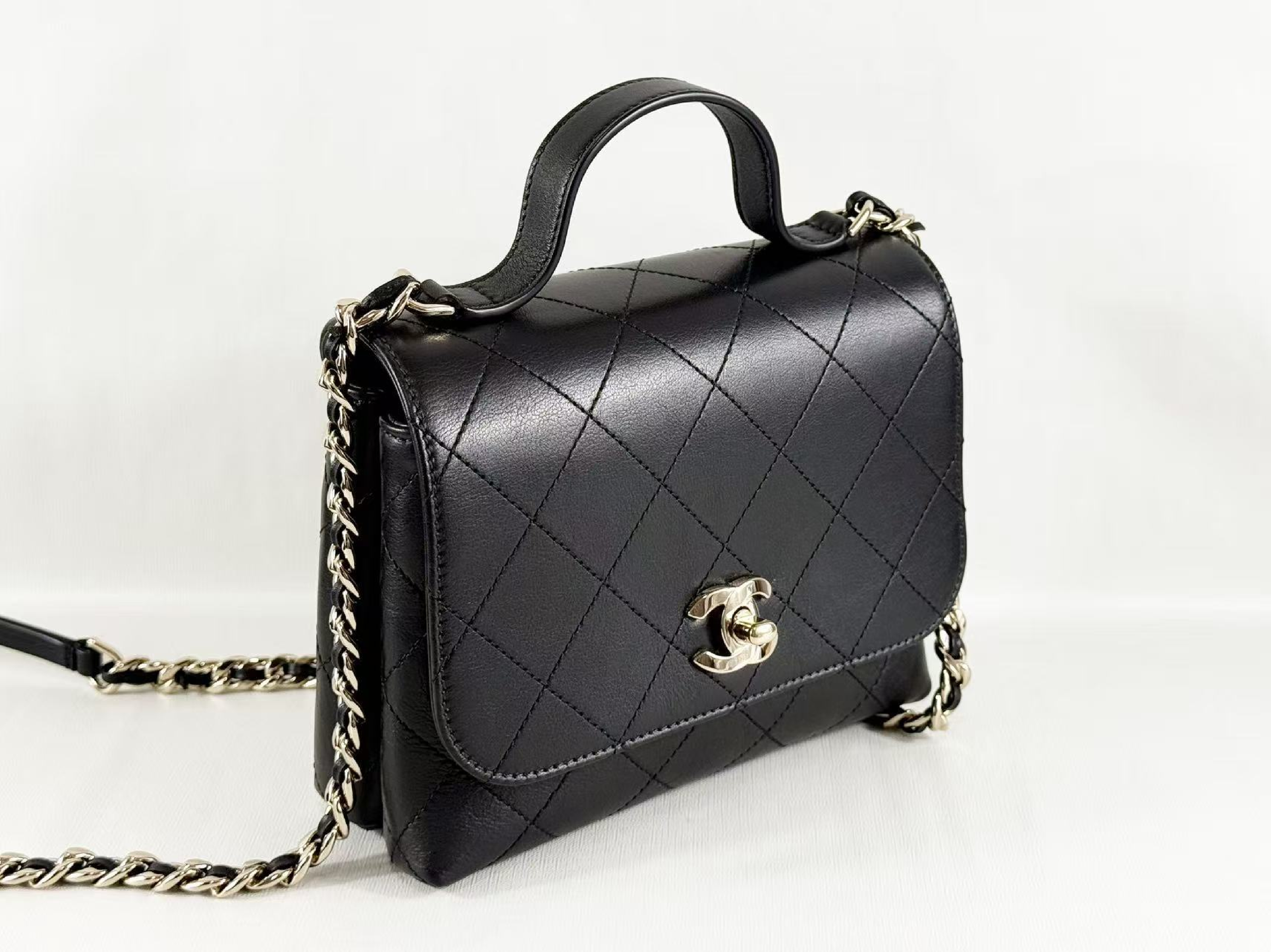 Black Matelassé 2-way Tanlock Bag, W20/H15/D6cm (approx.), serial number in the 28 range, with dust bag and seal. Gold hardware. Handbag/Shoulder bag. Item number 28486912. Excellent condition. A (Shoulder bag) — view 6