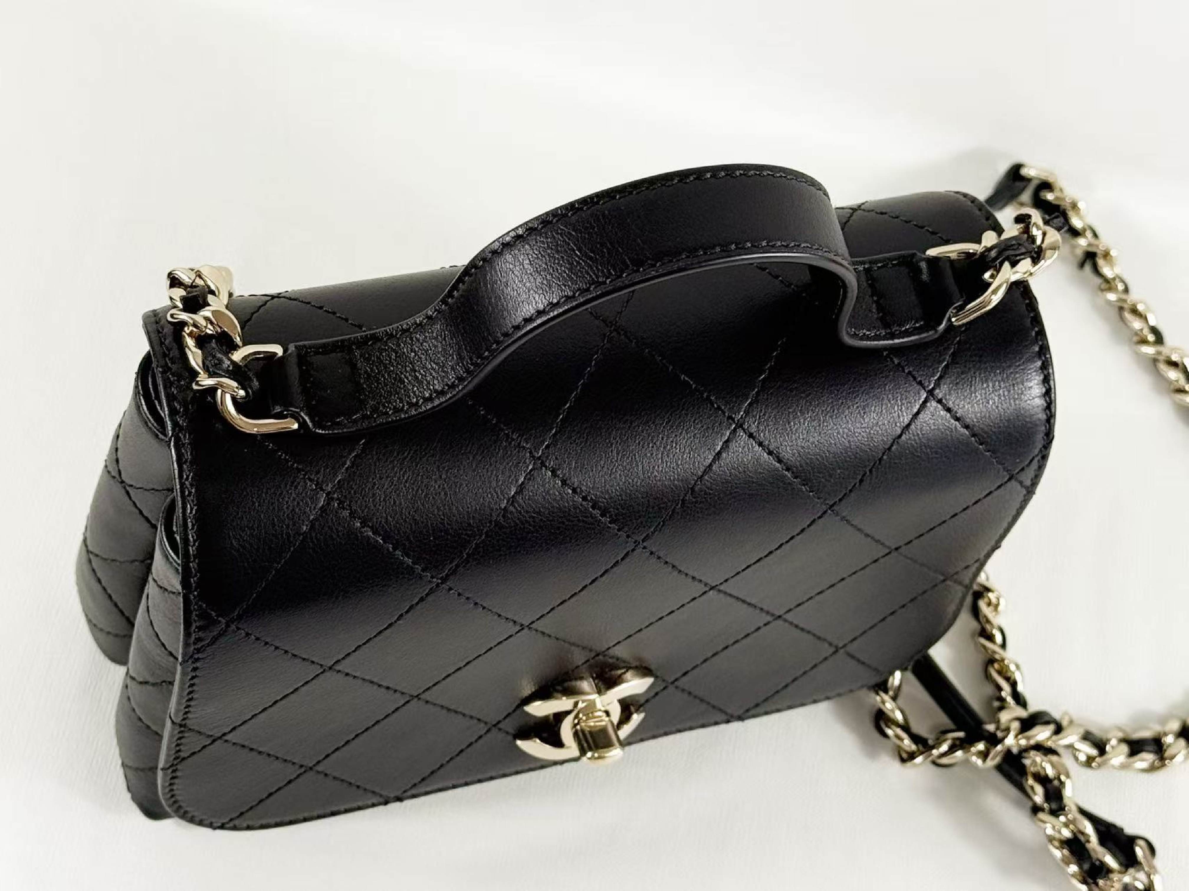 Black Matelassé 2-way Tanlock Bag, W20/H15/D6cm (approx.), serial number in the 28 range, with dust bag and seal. Gold hardware. Handbag/Shoulder bag. Item number 28486912. Excellent condition. A (Shoulder bag) — view 7