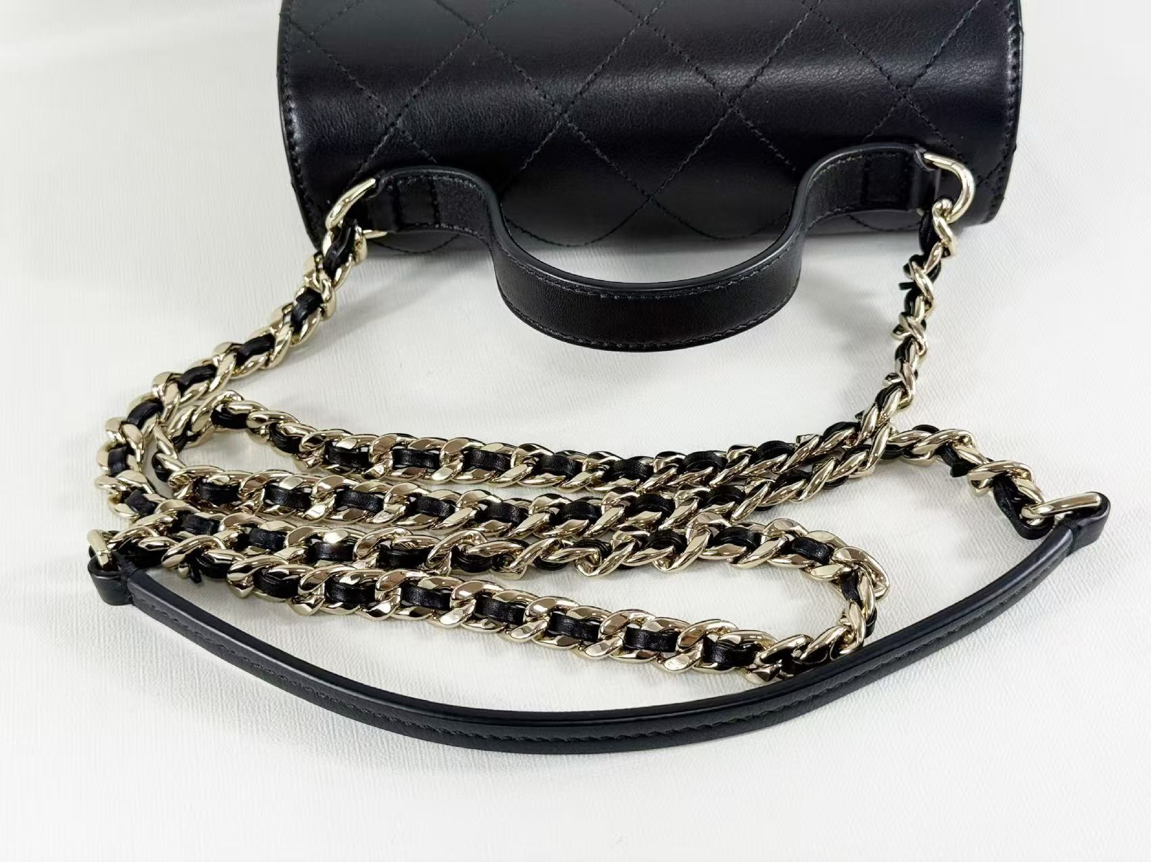 Black Matelassé 2-way Tanlock Bag, W20/H15/D6cm (approx.), serial number in the 28 range, with dust bag and seal. Gold hardware. Handbag/Shoulder bag. Item number 28486912. Excellent condition. A (Shoulder bag) — view 8