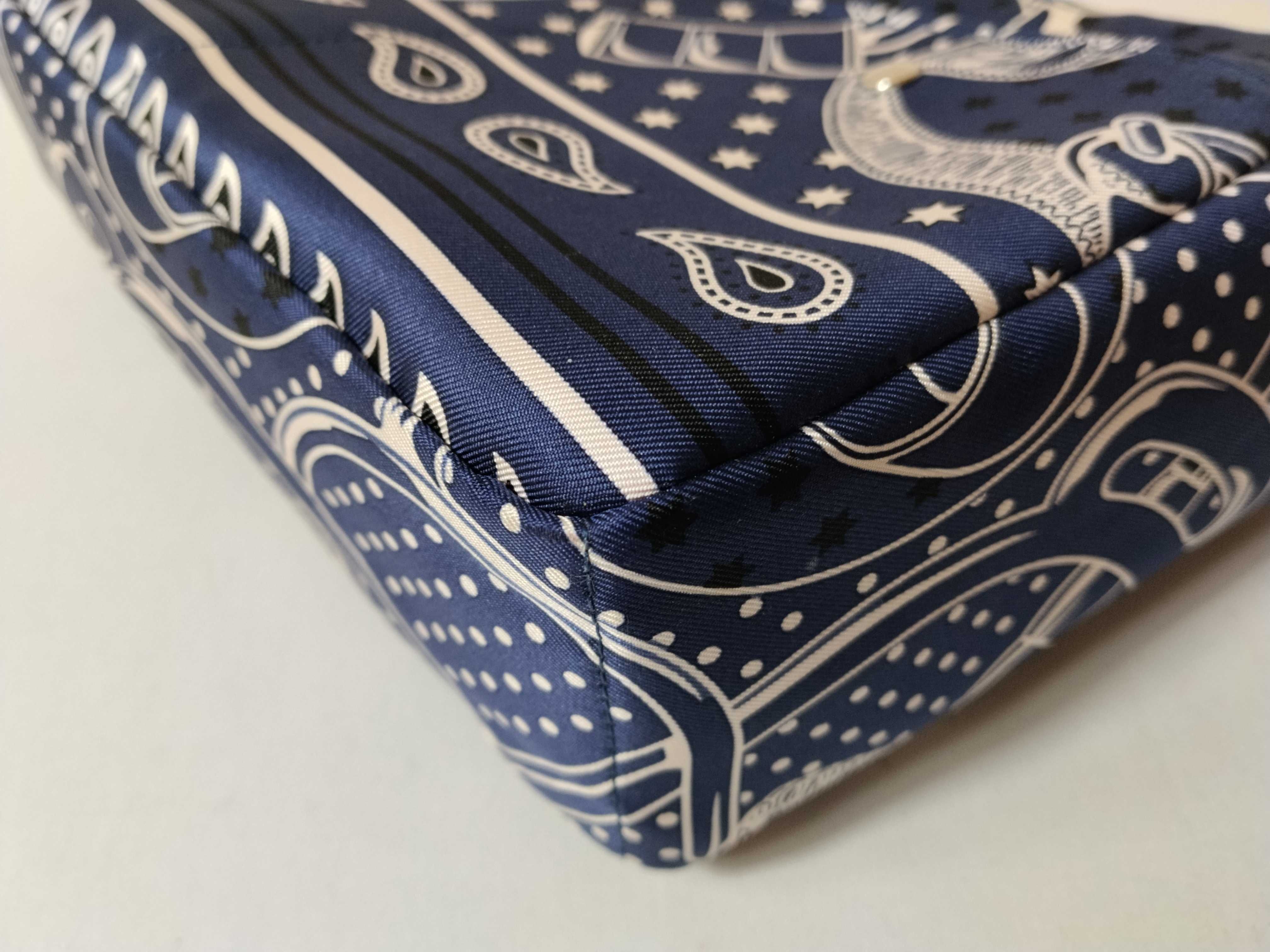 pouch — view 3