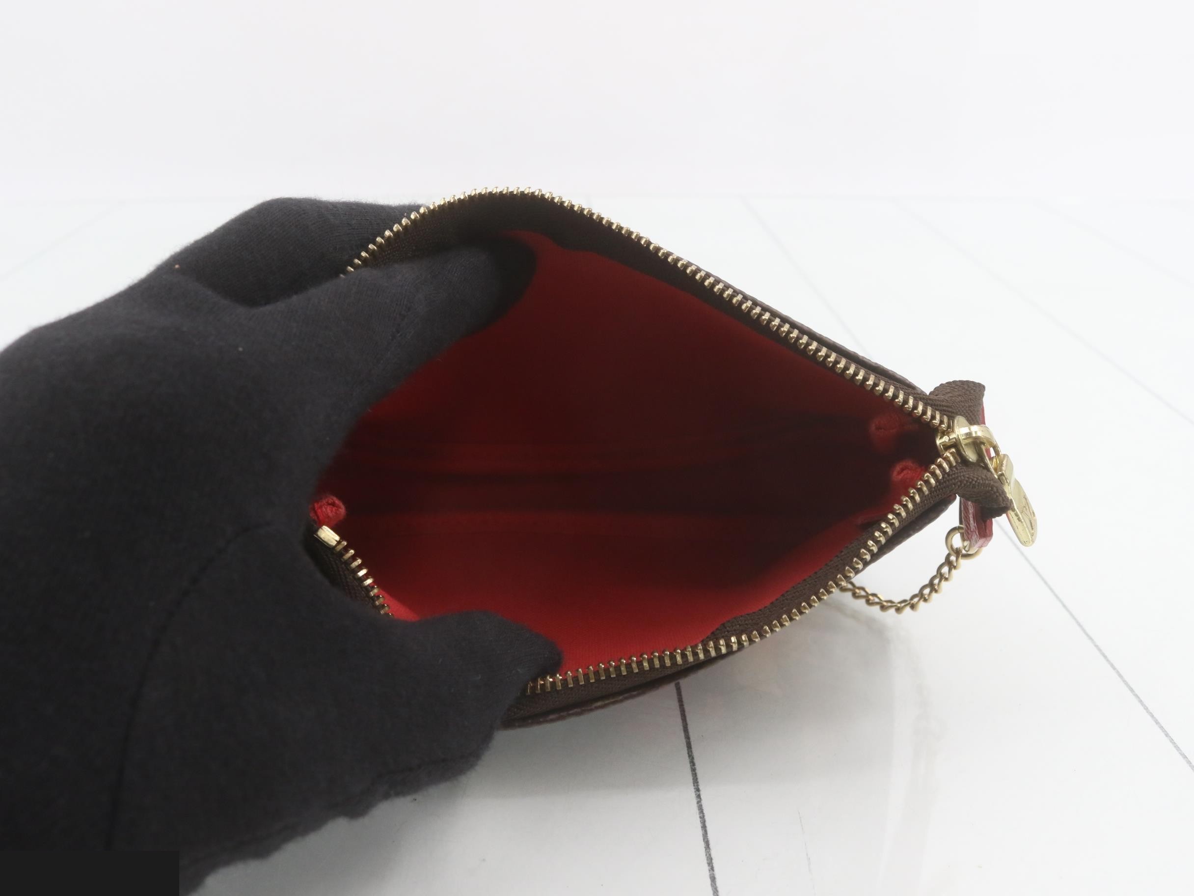 Holiday Mini Pouch 2021 Christmas London — view 4