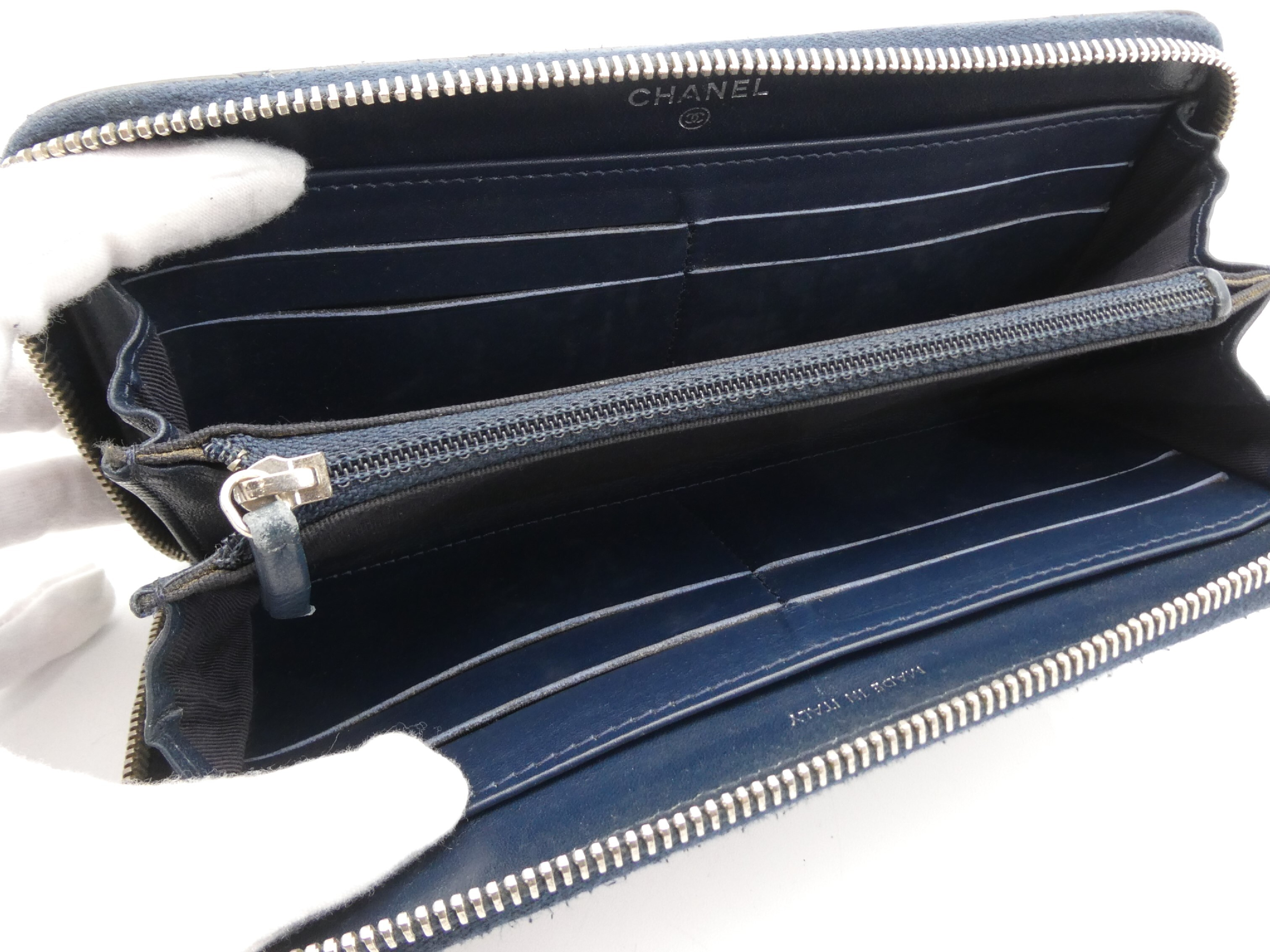 Matelassé Enamel Coco Mark Round Zipper Wallet — view 7