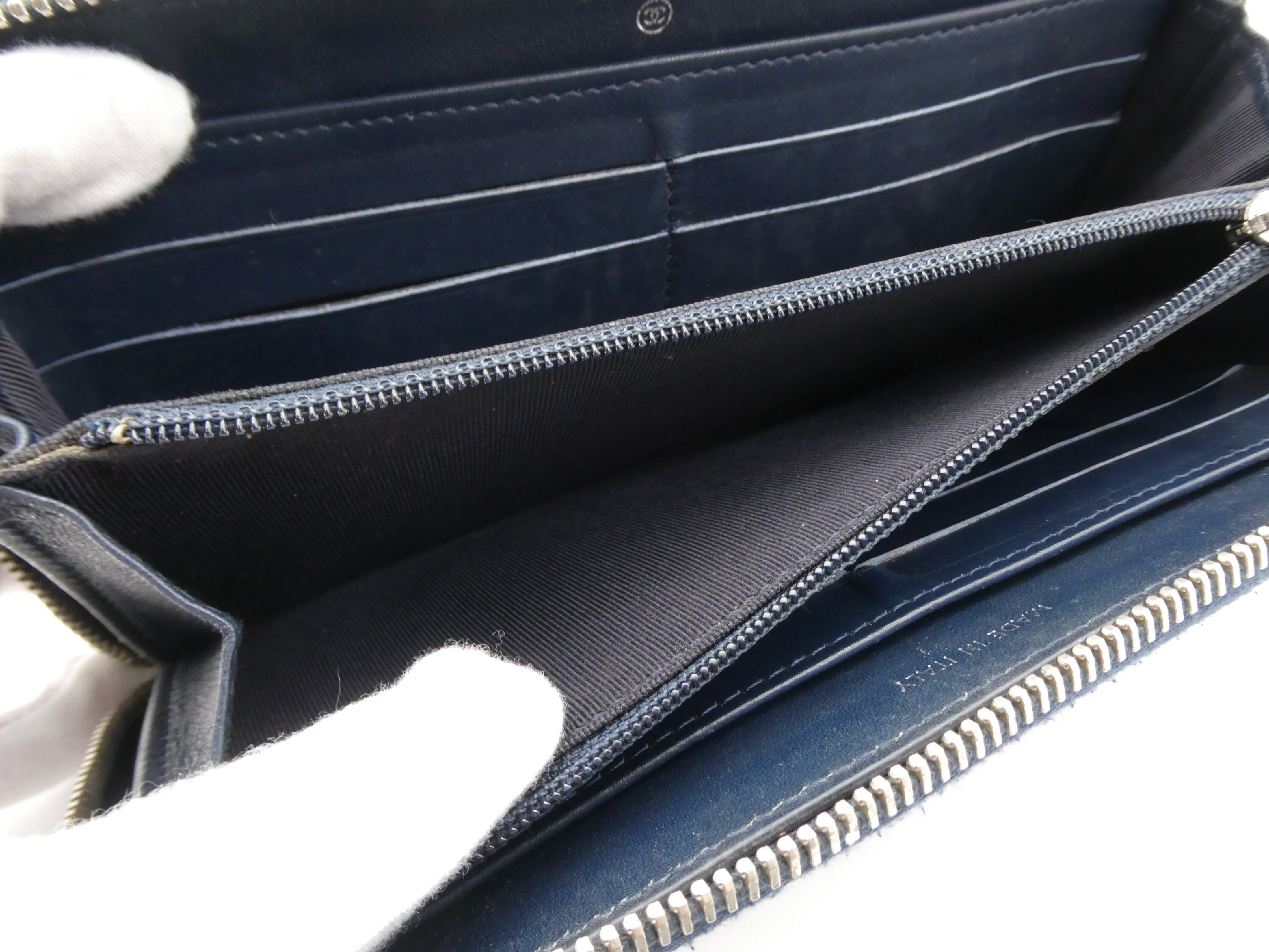 Matelassé Enamel Coco Mark Round Zipper Wallet — view 8