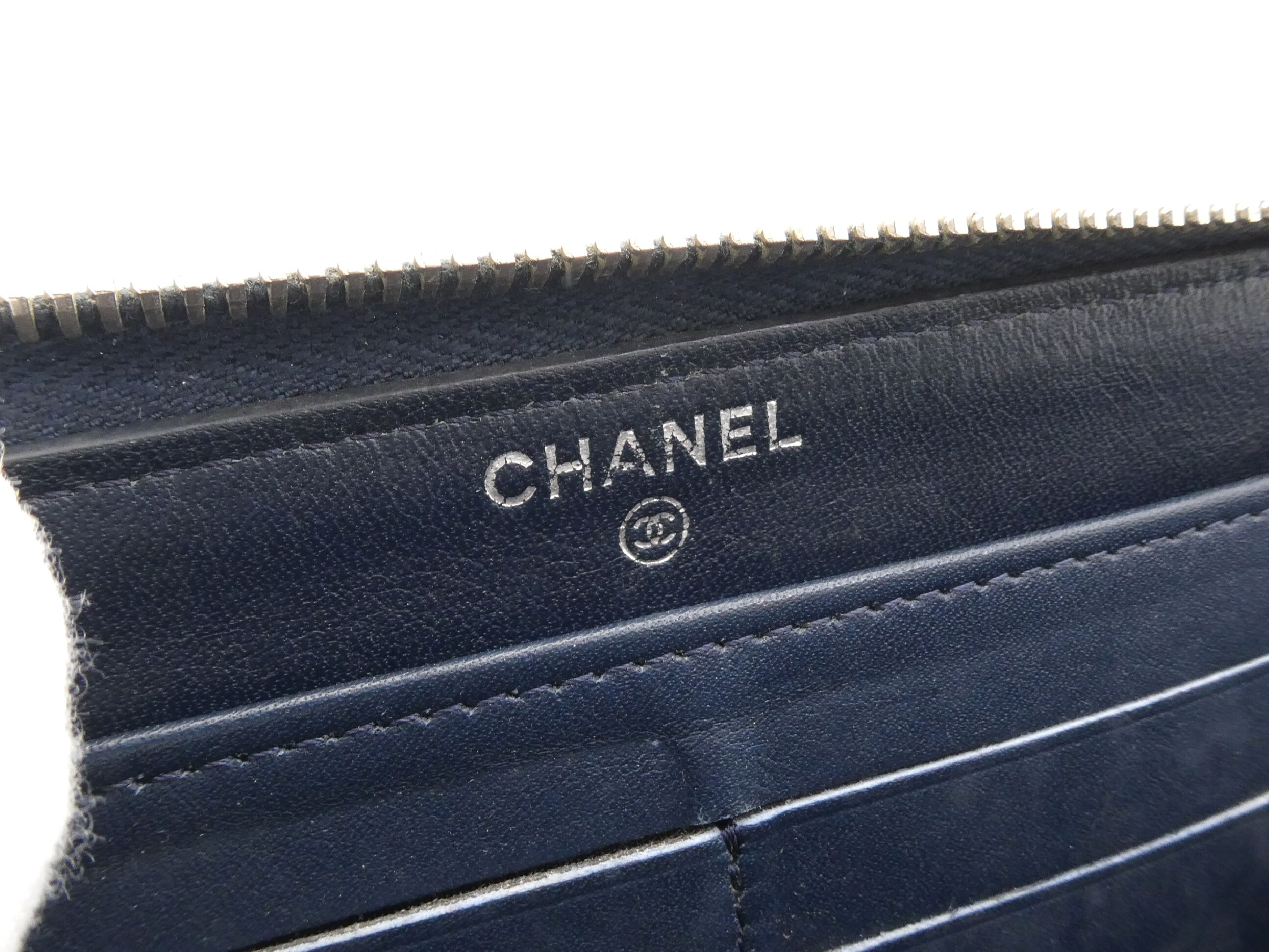 Matelassé Enamel Coco Mark Round Zipper Wallet — view 9