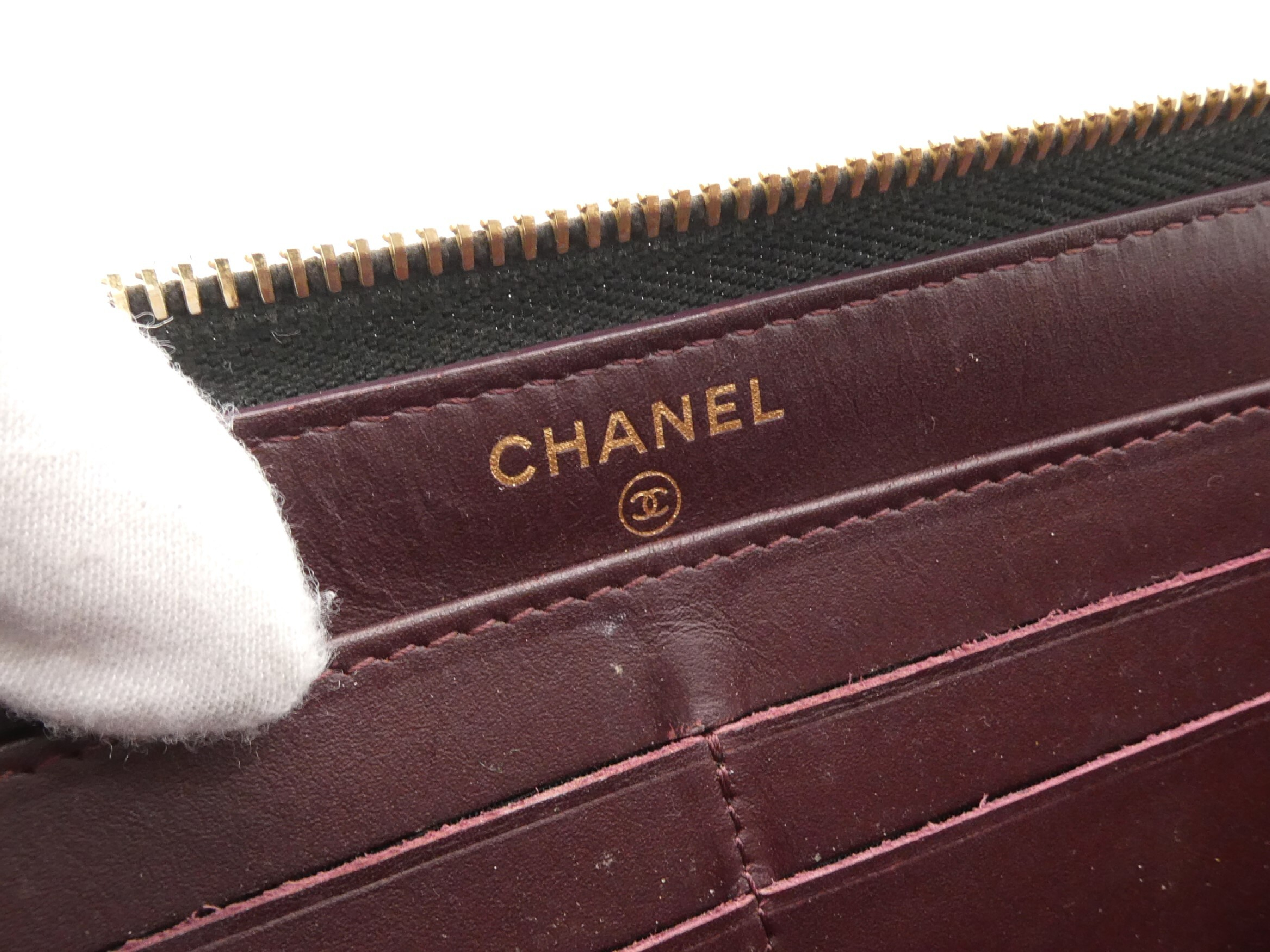 Matelassé Coco Mark Caviar Skin Round Zip Wallet — view 9