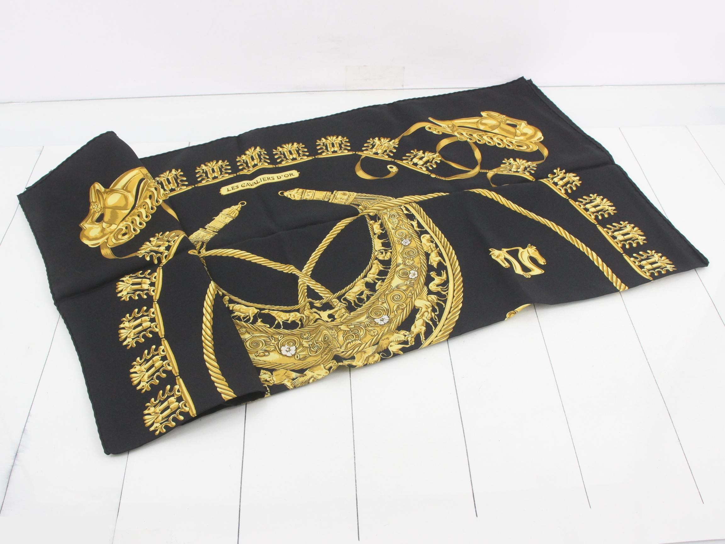 Black scarf — view 3